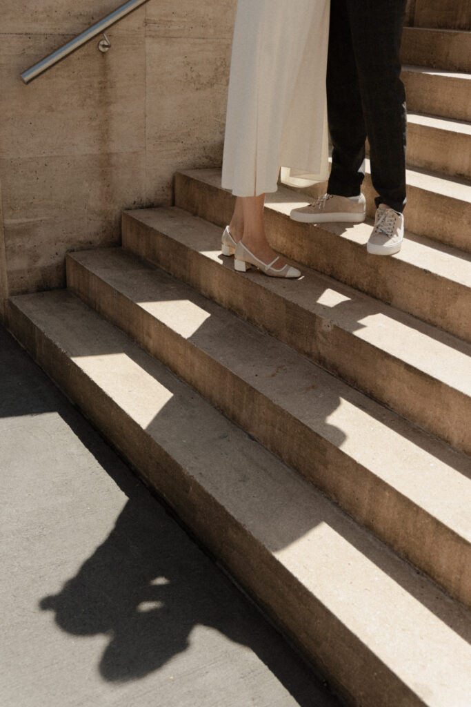 Silhouette de couple amoureux, ombre projetée sur un escalier lors d'une séance engagement à Reims.