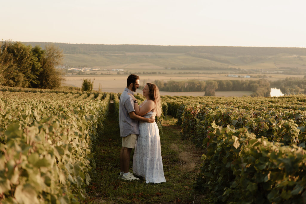 Couple s'embrassant avec passion dans les vignes près d'Epernay au coucher du soleil.