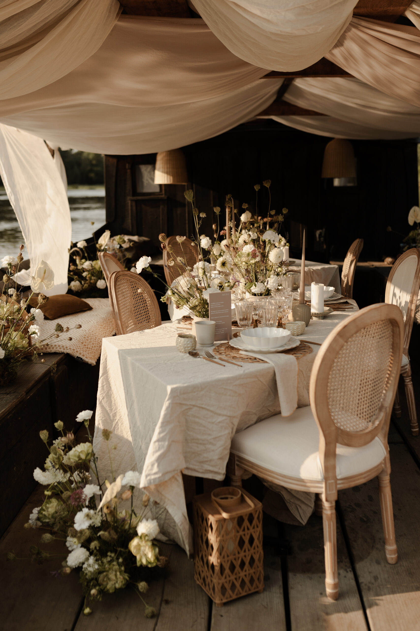 Vue d'une table de réception de mariage élégante et minimaliste en extérieur dans la Nièvre.