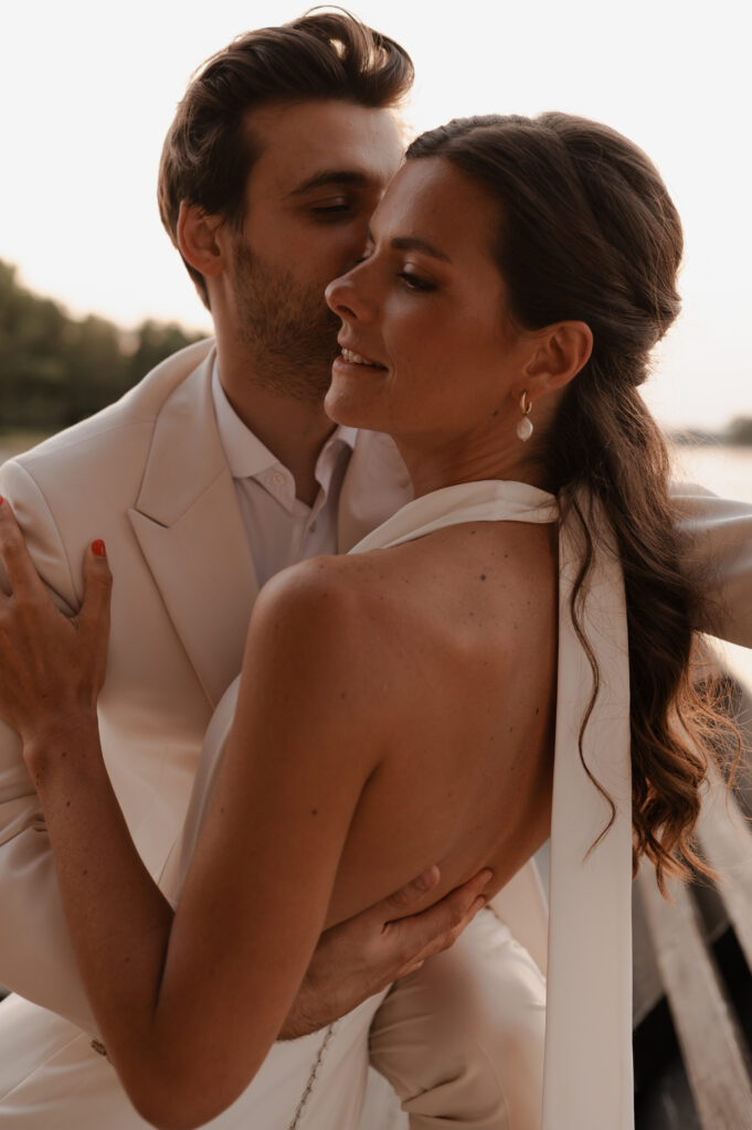 Photos d'un couple de mariés complices et élégants s'enlaçant.
