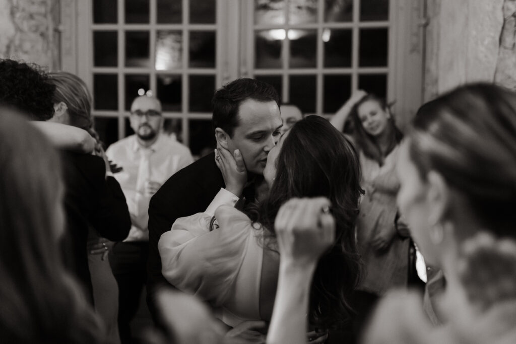 Couple de mariés dansant, photo mariage Reims noir et blanc.