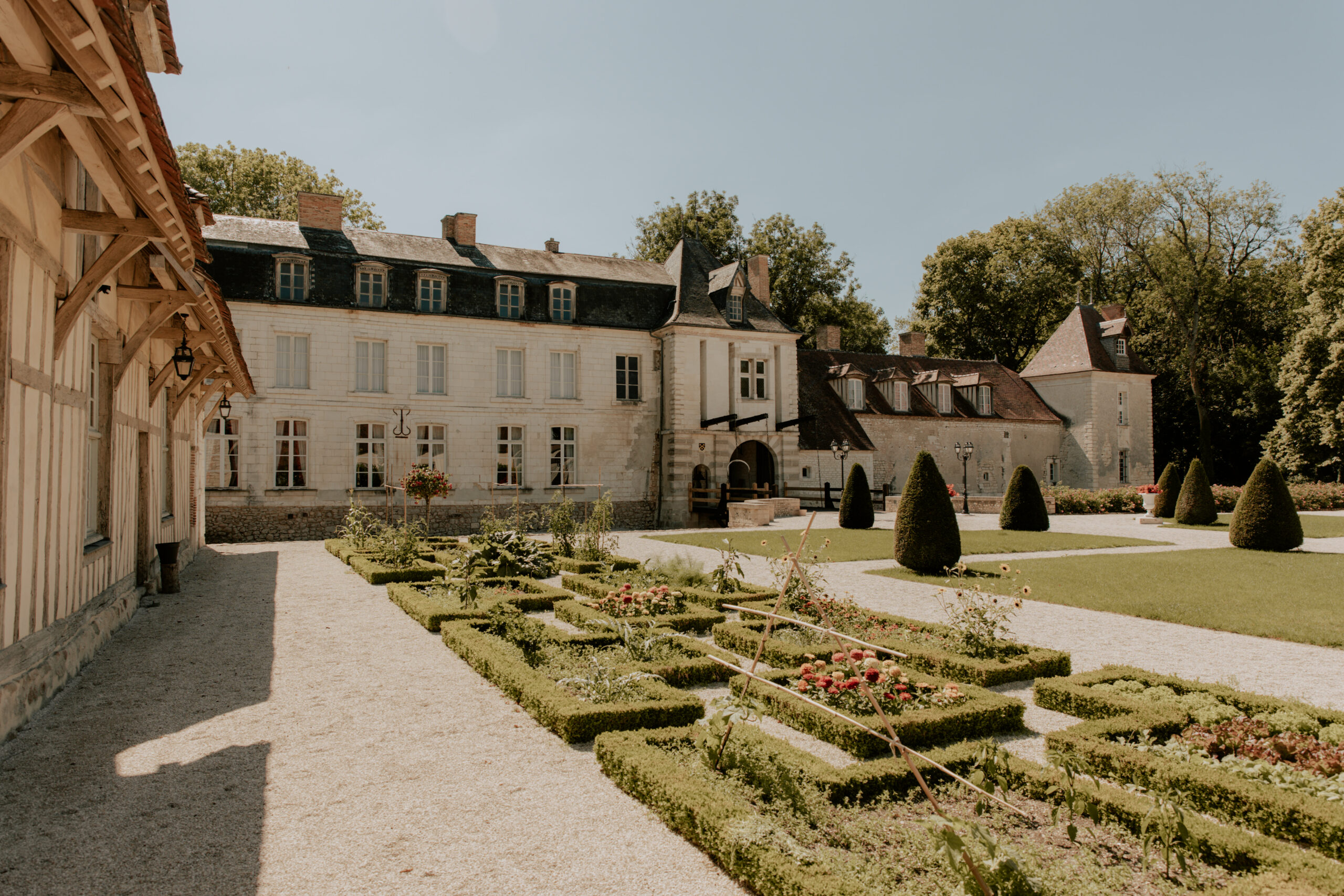 Cour du Château de Droupt-Saint-Basle avec jardins à la française, domaine mariage Troyes, Aube.