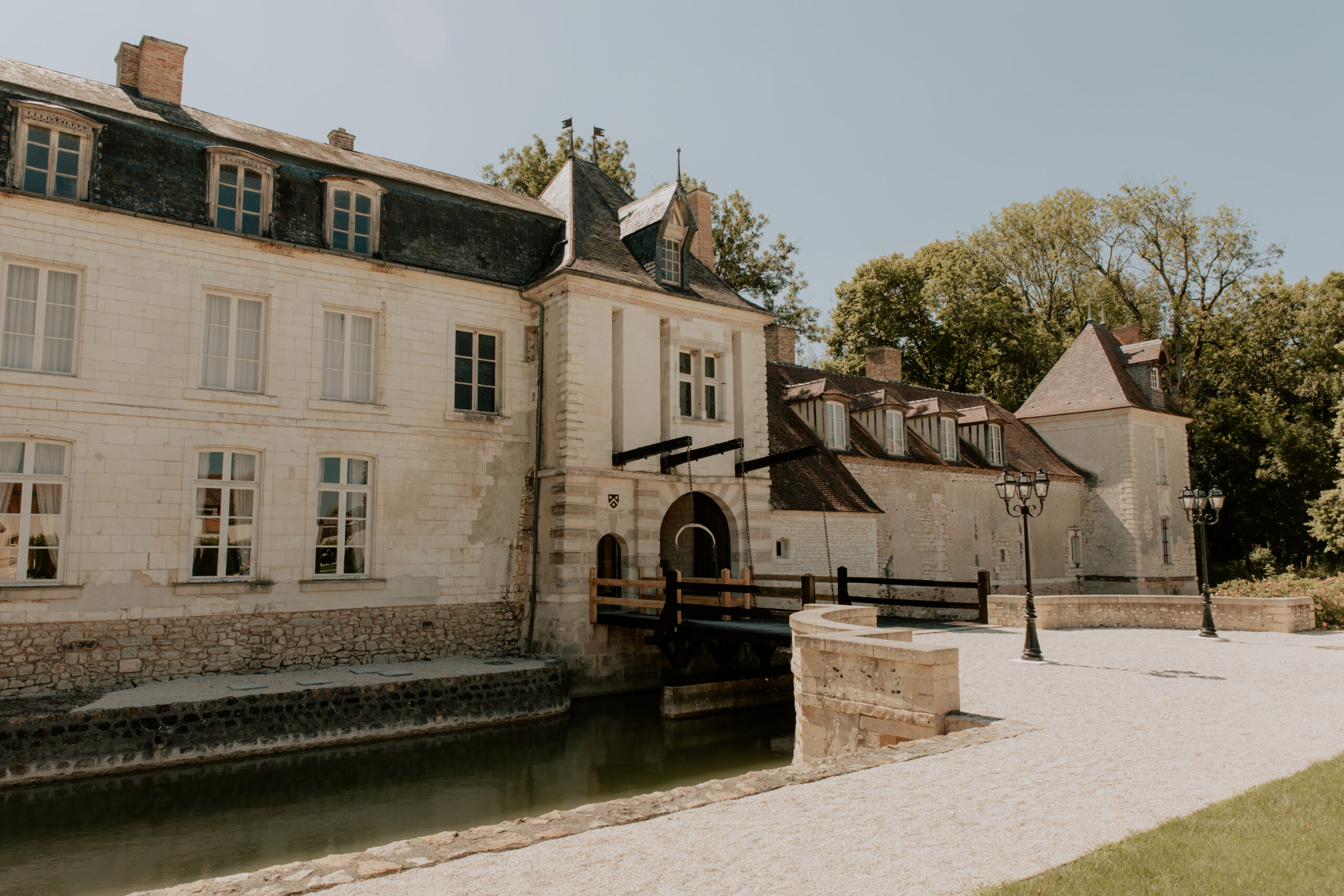 Photographie de la façade du Château de Droupt-Saint-Basle et de son pont-levis historique.