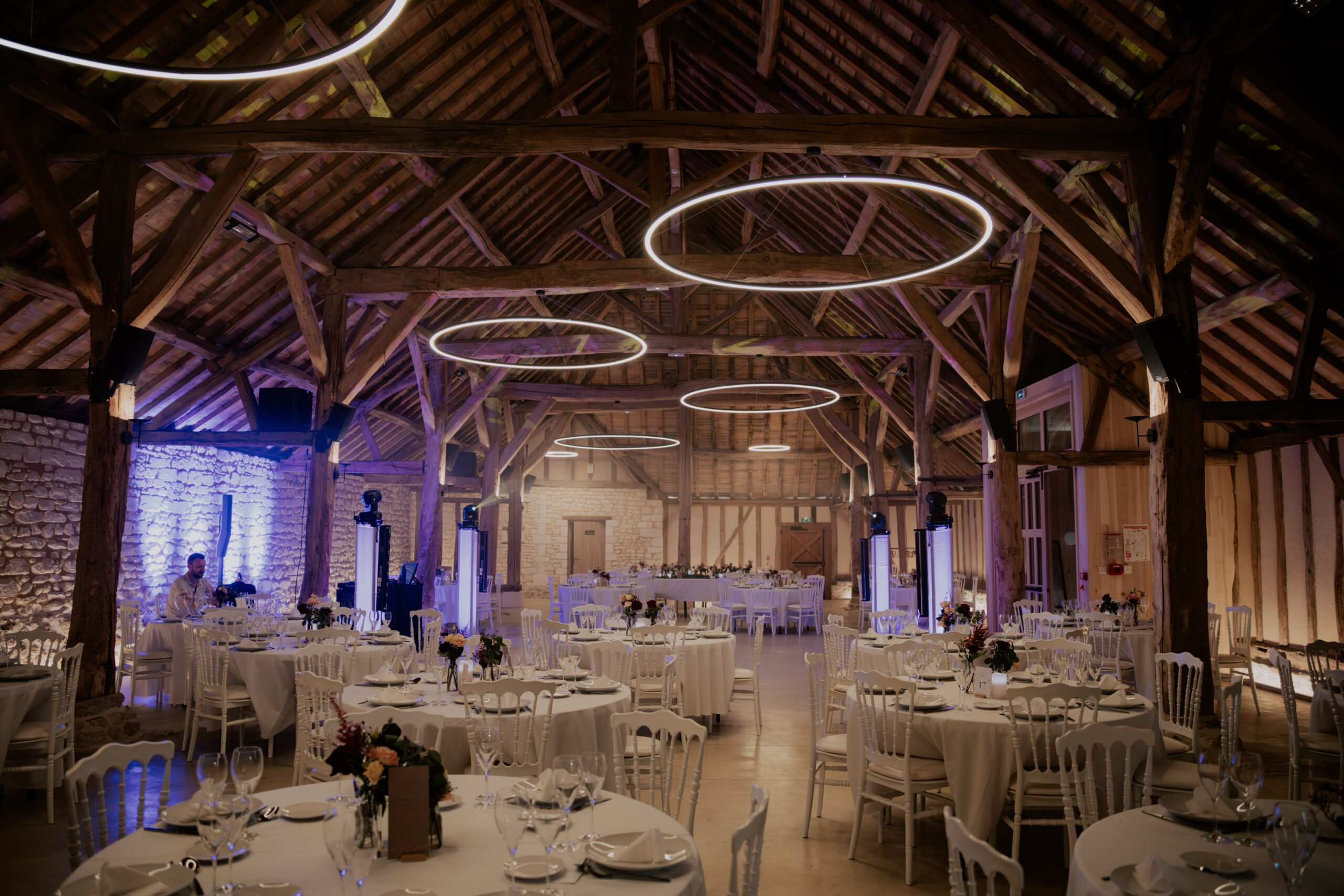 Salle de réception de mariage dans la grange d'époque du Château de Droupt-Saint-Basle.