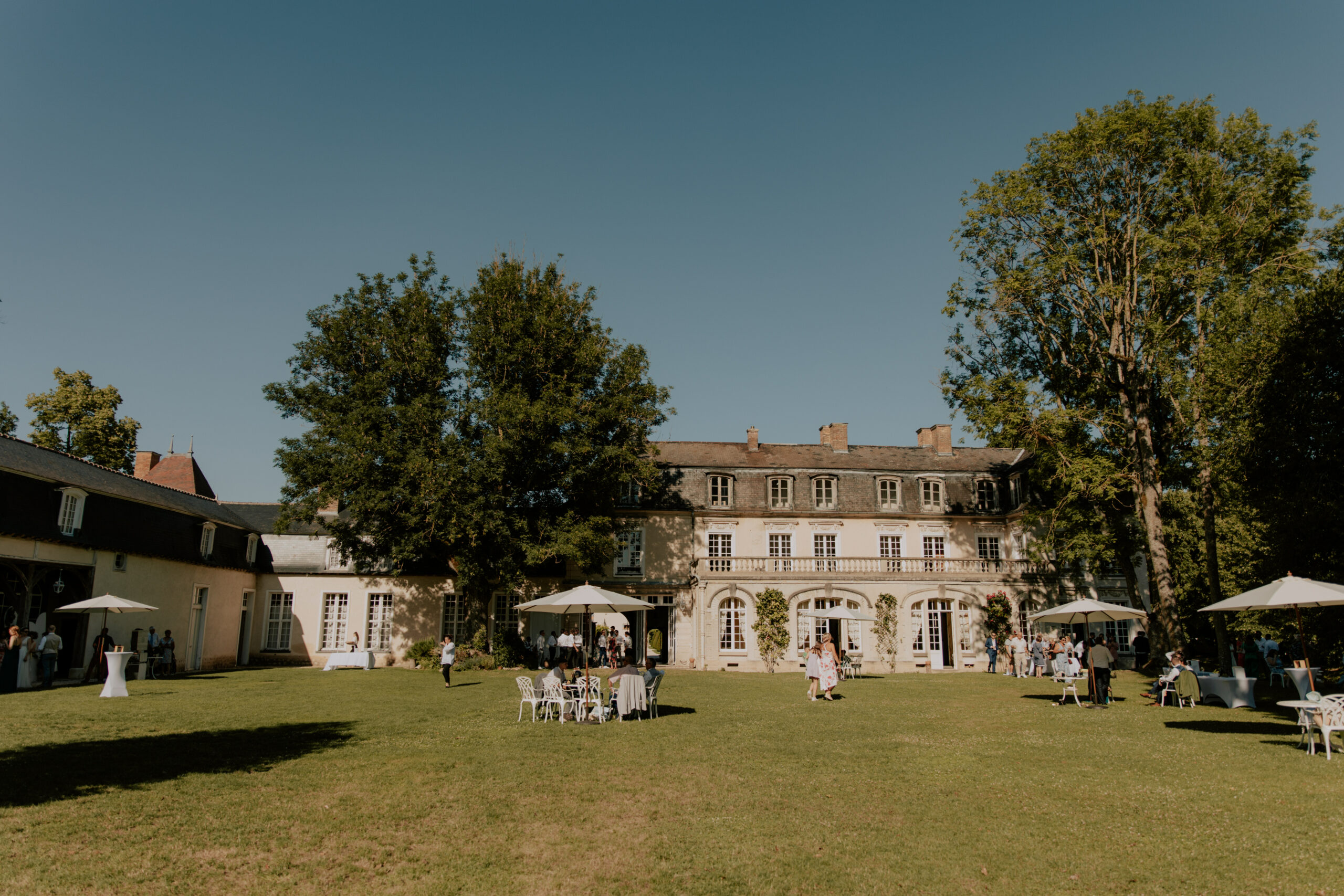 Réception de cocktail dans le parc du Château de Droupt-Saint-Basle avec vue sur le monument.