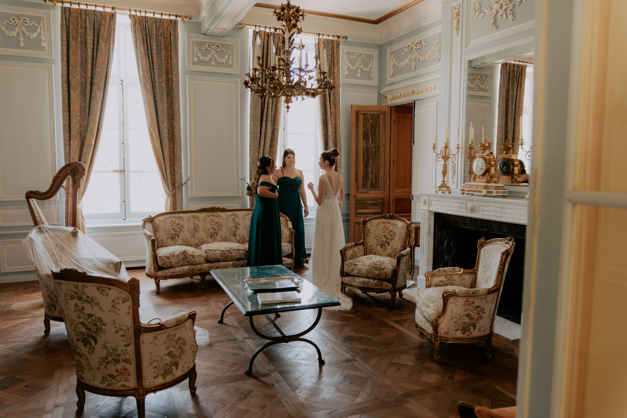 Moment de complicité entre la mariée et ses témoins durant les préparatifs au Château de Droupt.
