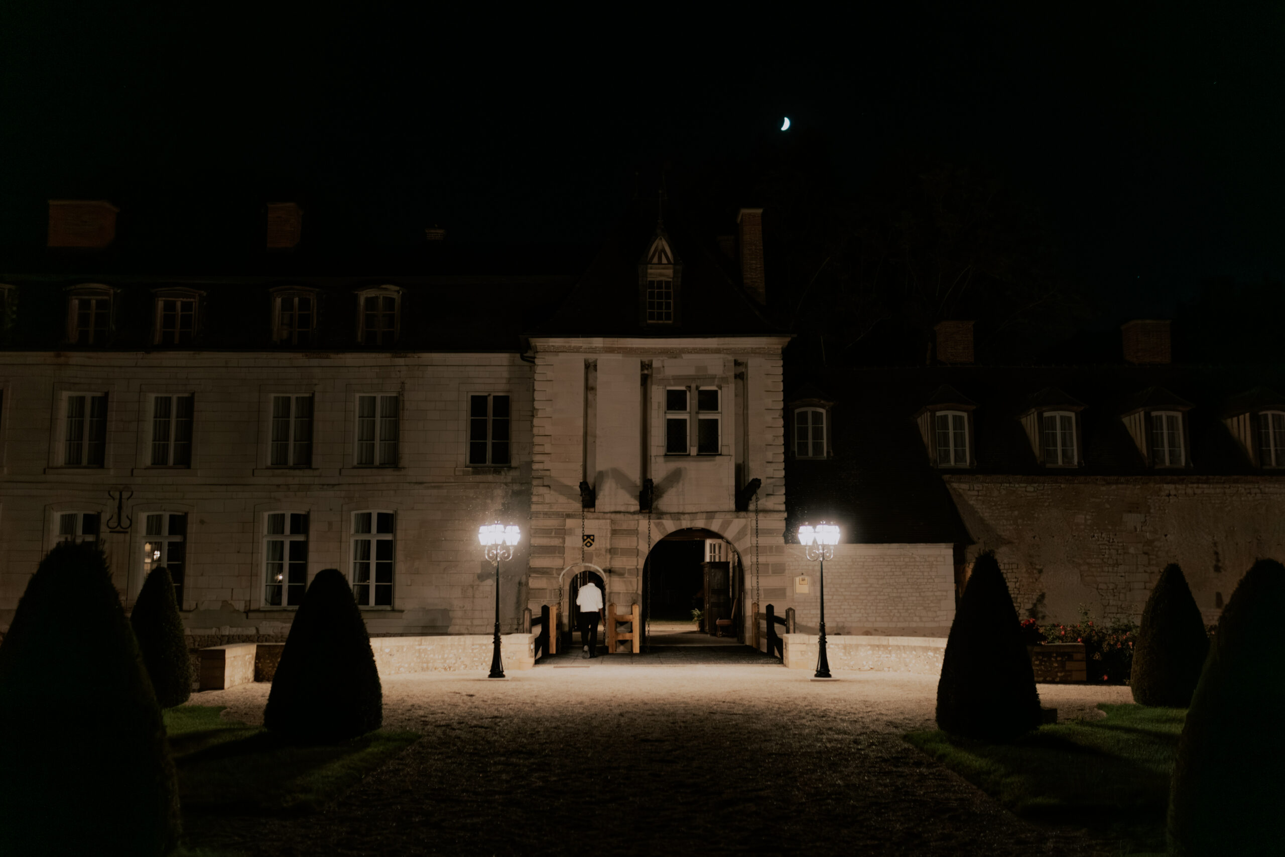 Vue nocturne du Château de Droupt-Saint-Basle éclairé, focus sur le pont-levis.