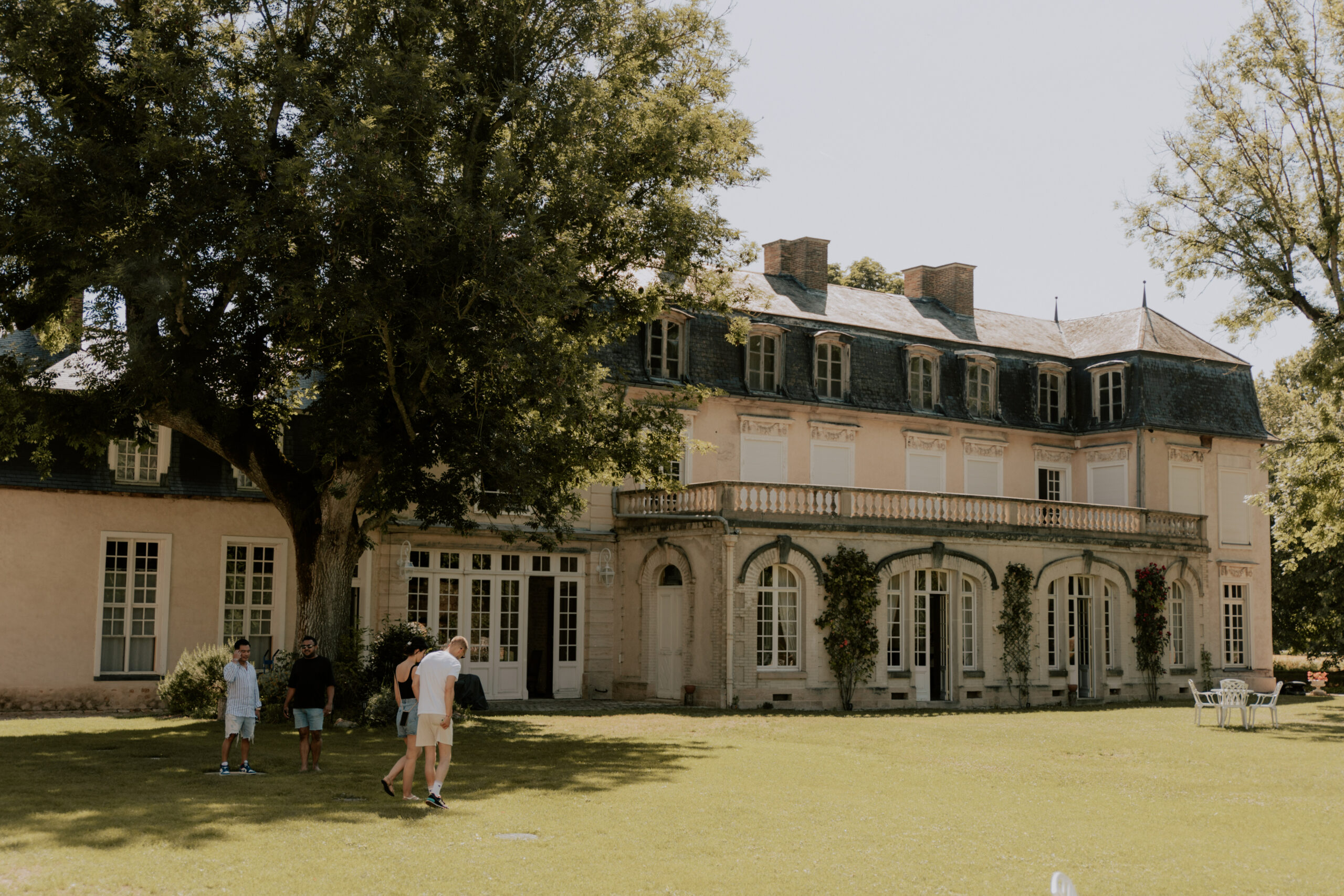 Vue d'ensemble associant le parc arboré et l'architecture du Château de Droupt-Saint-Basle.