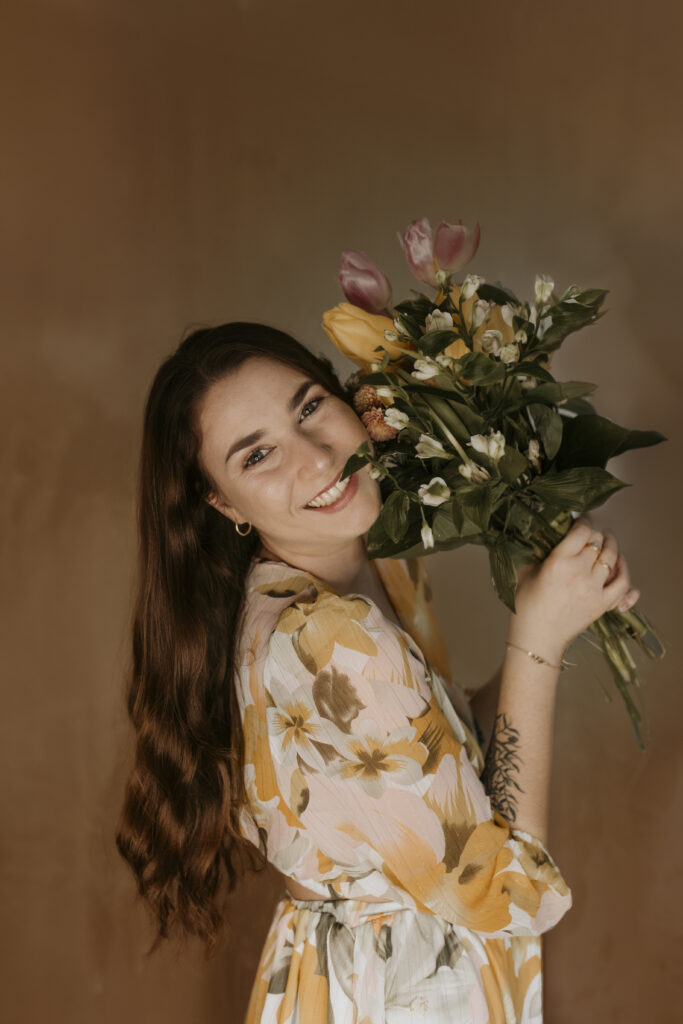 Clara Martigny, photographe professionnelle en Champagne-Ardenne souriante.