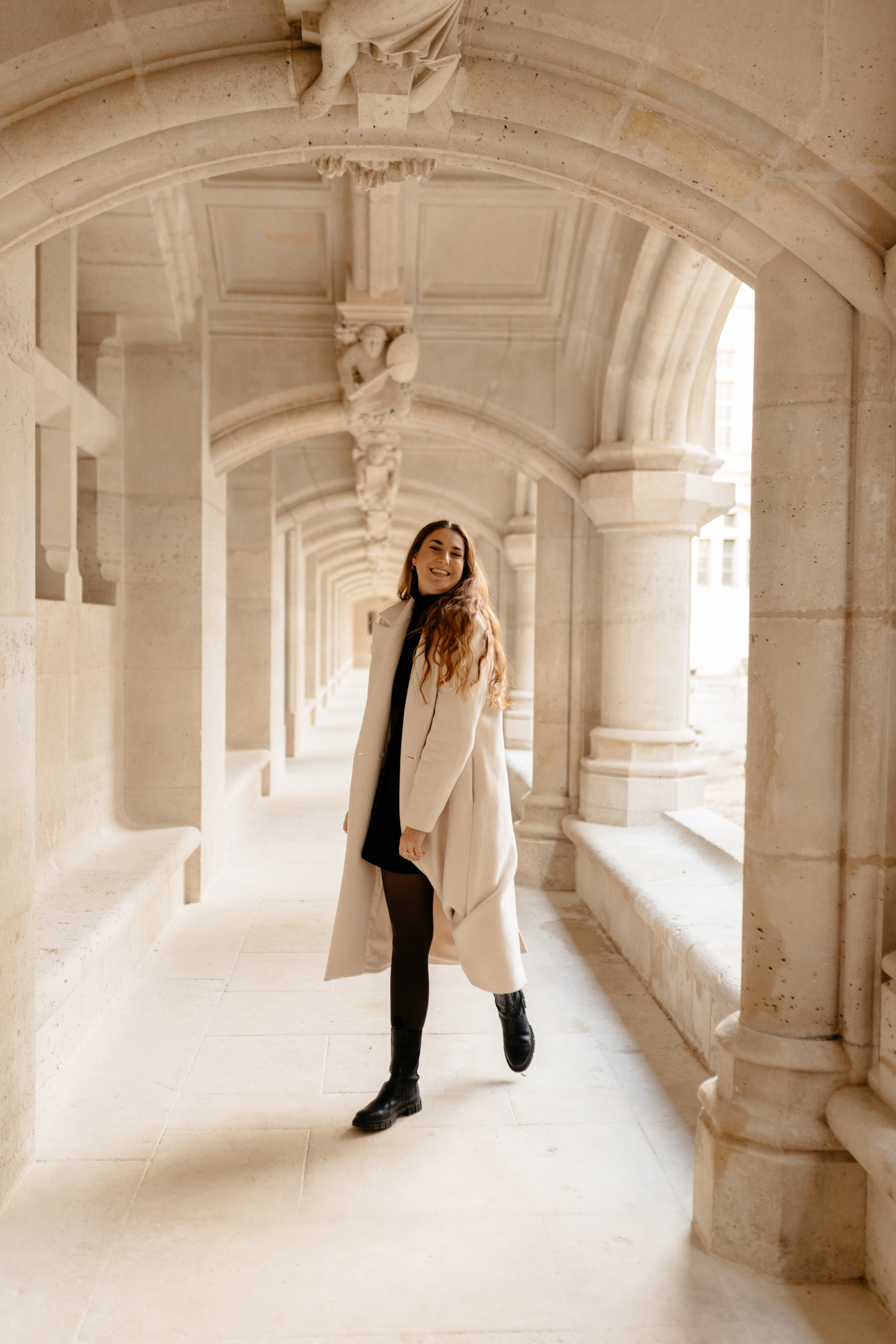 Portrait de la photographe Clara Martigny dans un style lumineux et épuré.