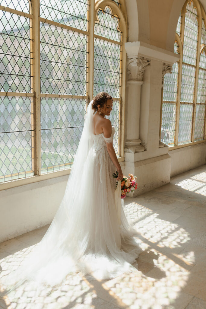 Portrait mariée de profil portant une robe blanche, photo mariage Reims noir et blanc, au Prieuré de Binson.