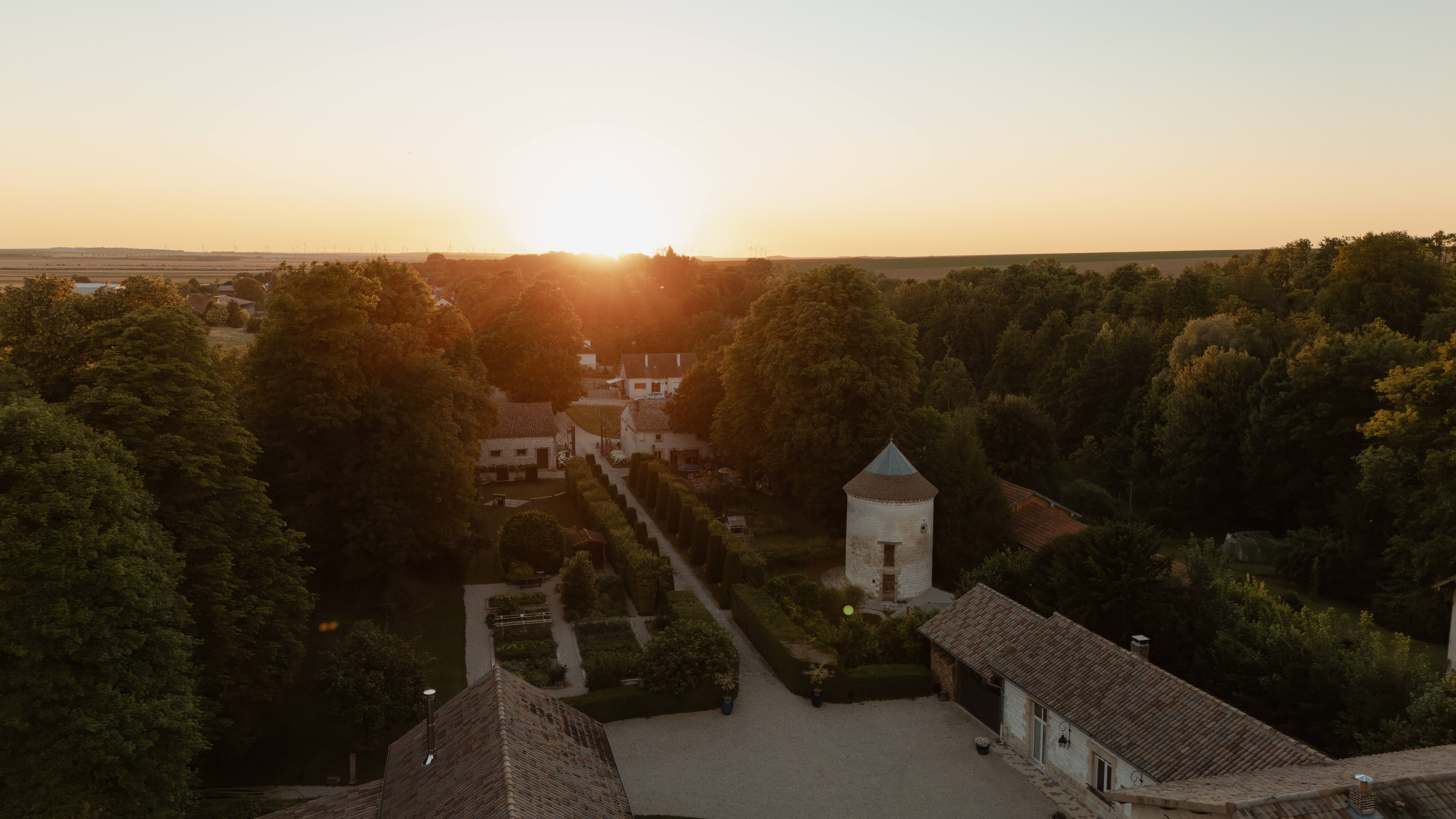 Prise de vue aérienne au drone du Domaine de Vaugency au coucher du soleil, domaine mariage Reims Champagne.