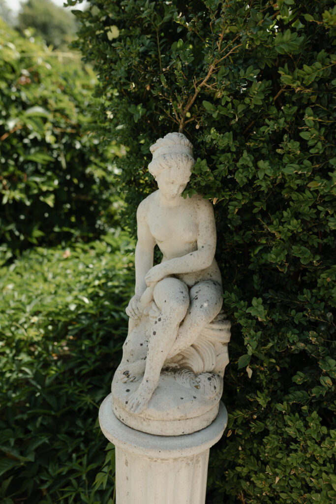 Photo d'une sculpture de femme assise dans le potager du Domaine de Vaugency.