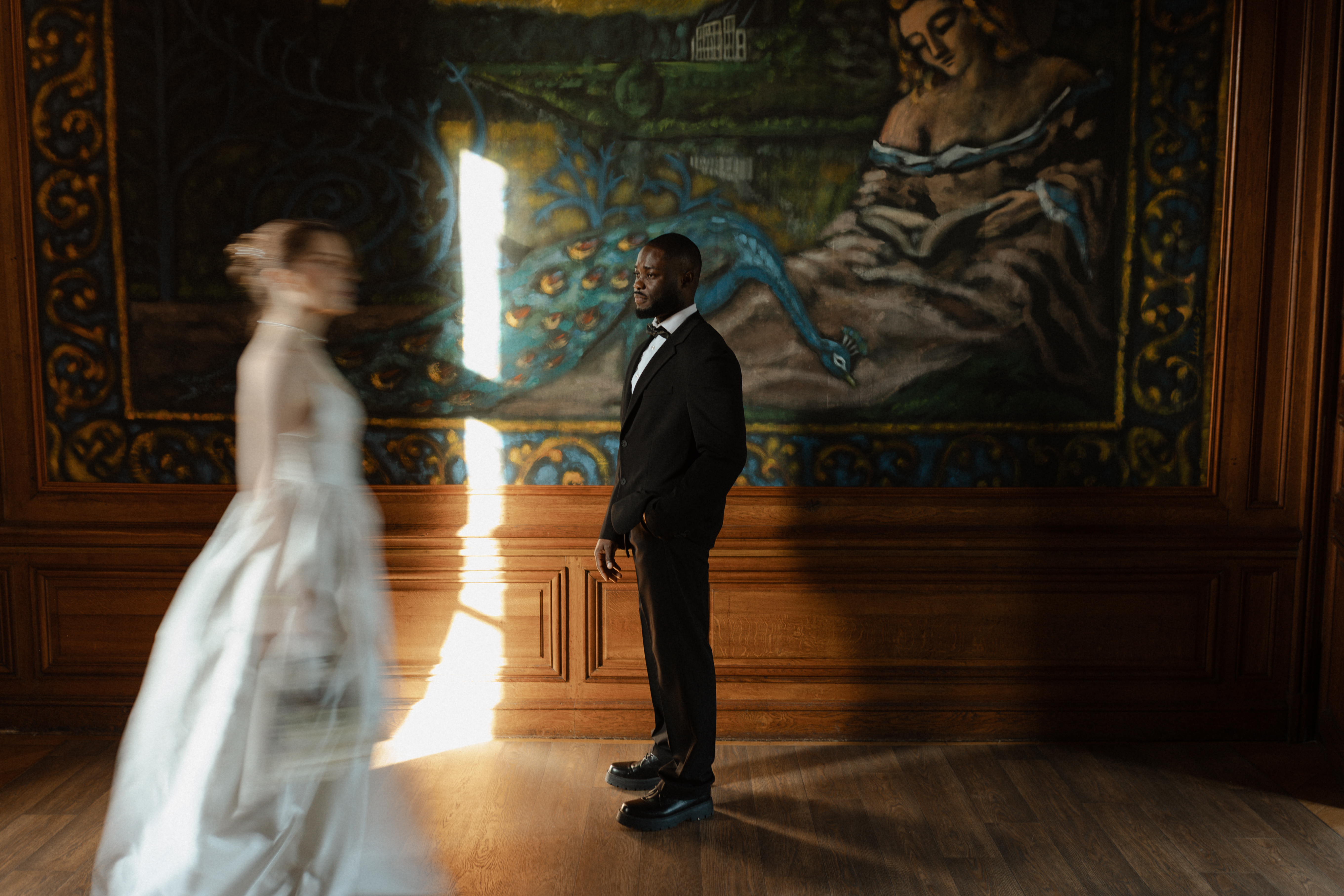 Portrait artistique mariés dans une salle en bois avec lumière tamisée au Château de Vitry-la-Ville.