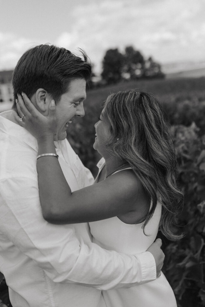 Couple s'amusant avec passion dans les vignes de Champagne, style éditorial et noir et blanc.