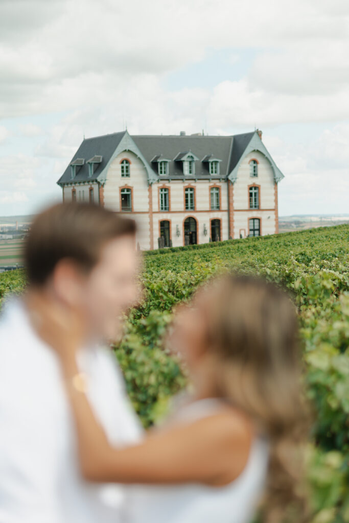 Couple flou avec le Château de Sacy en arrière-plan.