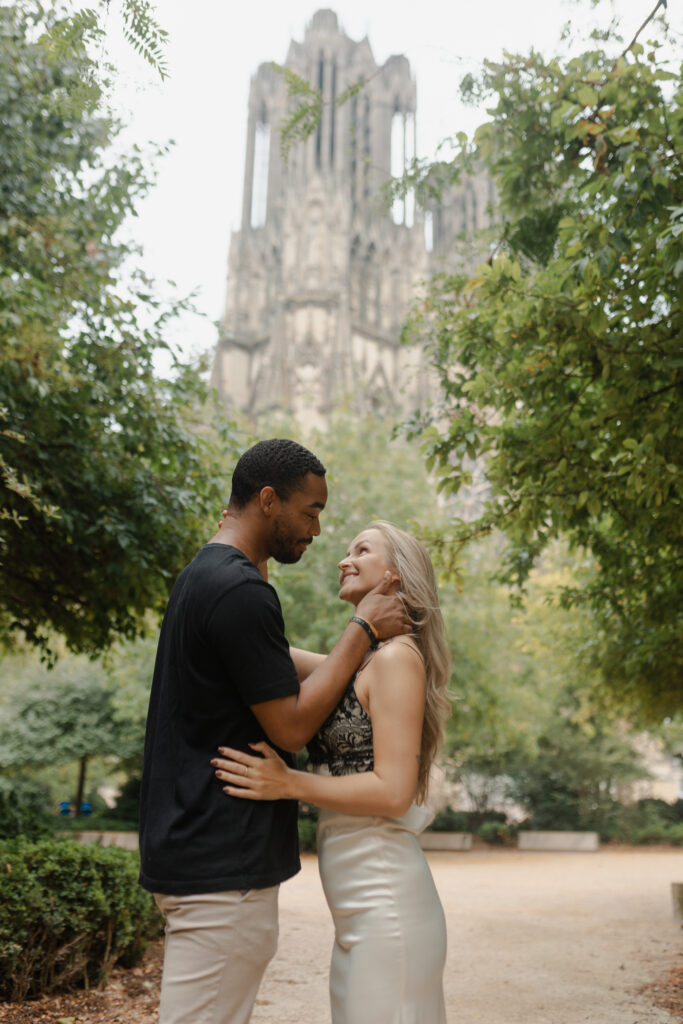 Couple devant la Cathédrale de Reims.