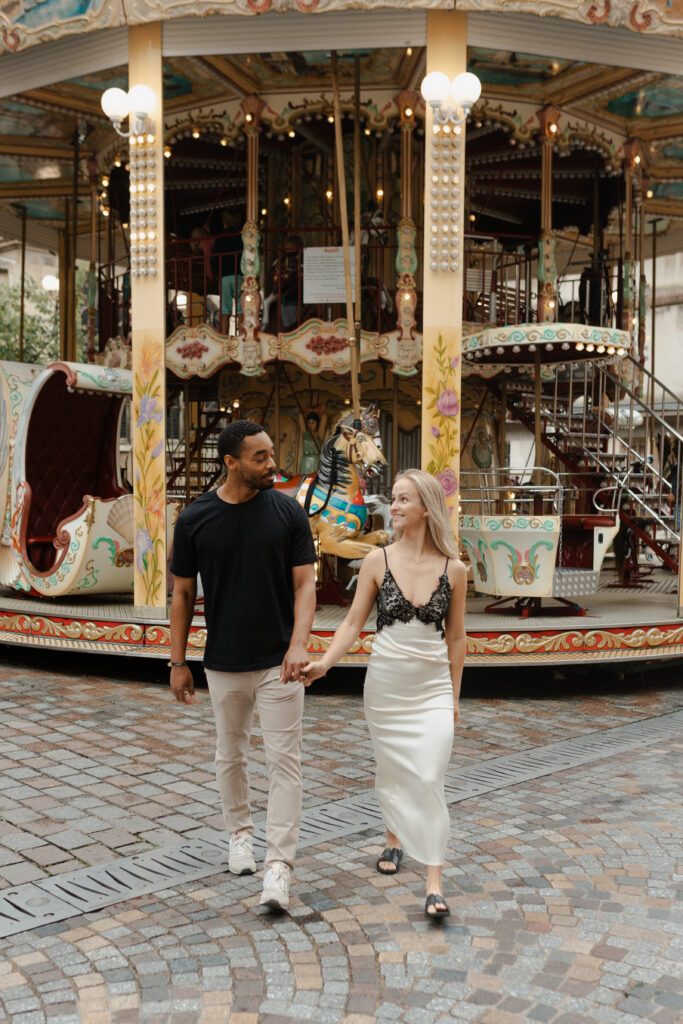 Couple marchant devant le Carrousel de Reims lors d'une séance couple.