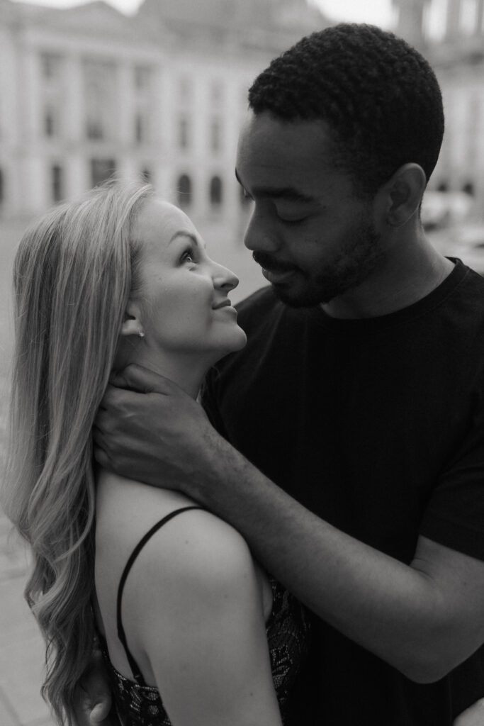 Portrait intime en noir et blanc d'un couple s'embrassant avec douceur, style intime.
