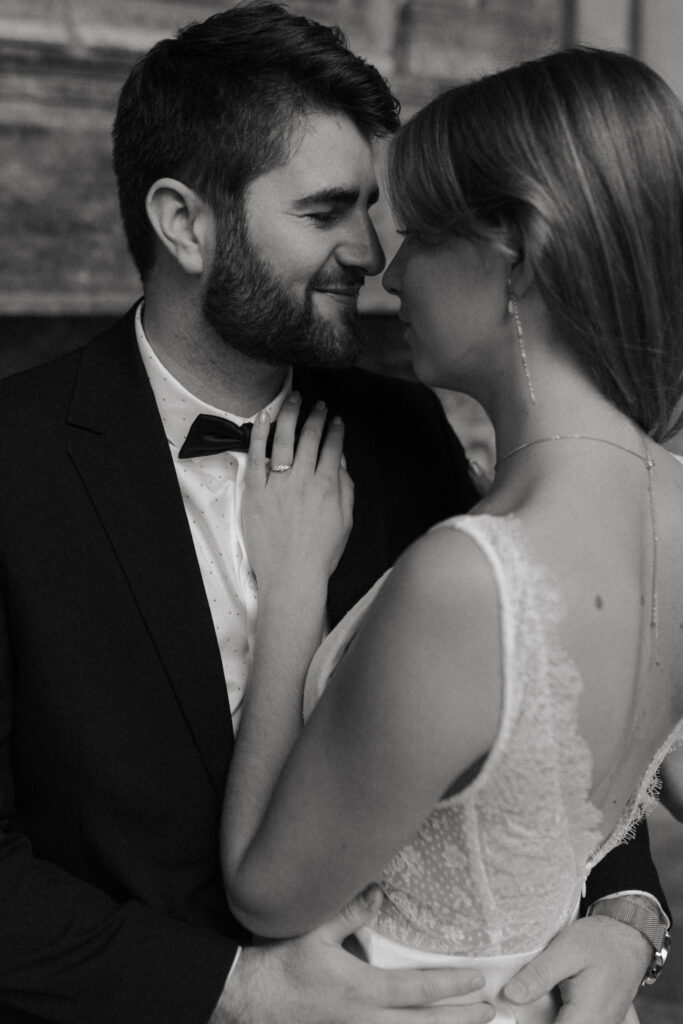 Portrait de couple en noir et blanc s'embrassant avec douceur, photographe Nièvre.