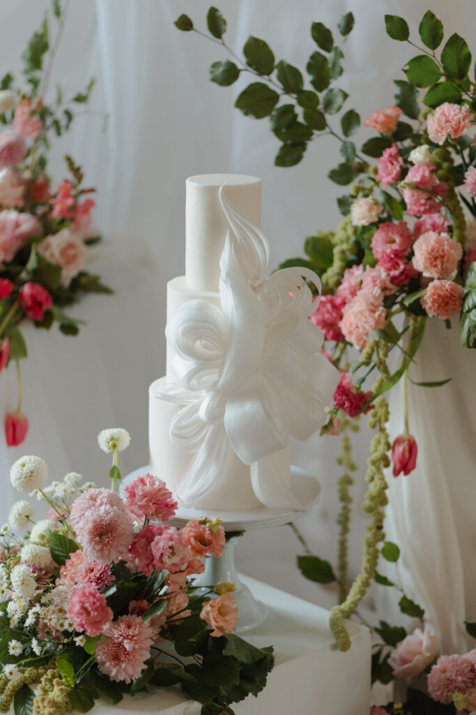 Pièce montée mariage blanche décorée de fleurs colorées, photographe mariage Reims.
