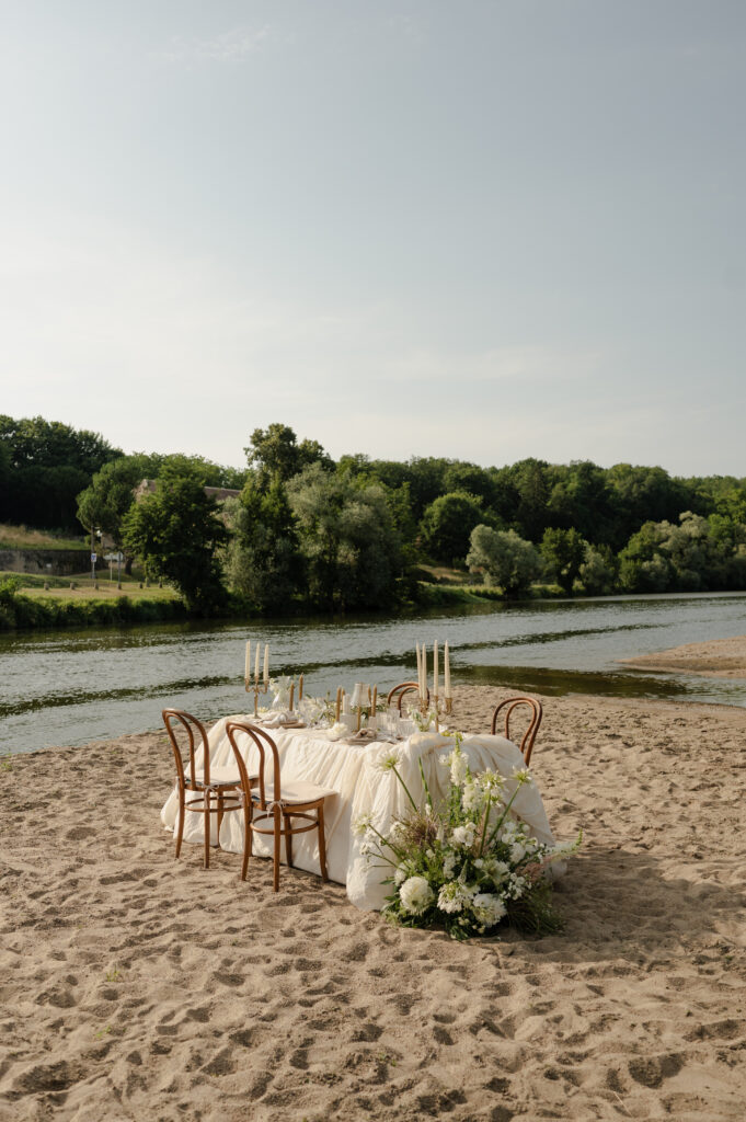 Décoration table mariage chic au bord de l'eau.