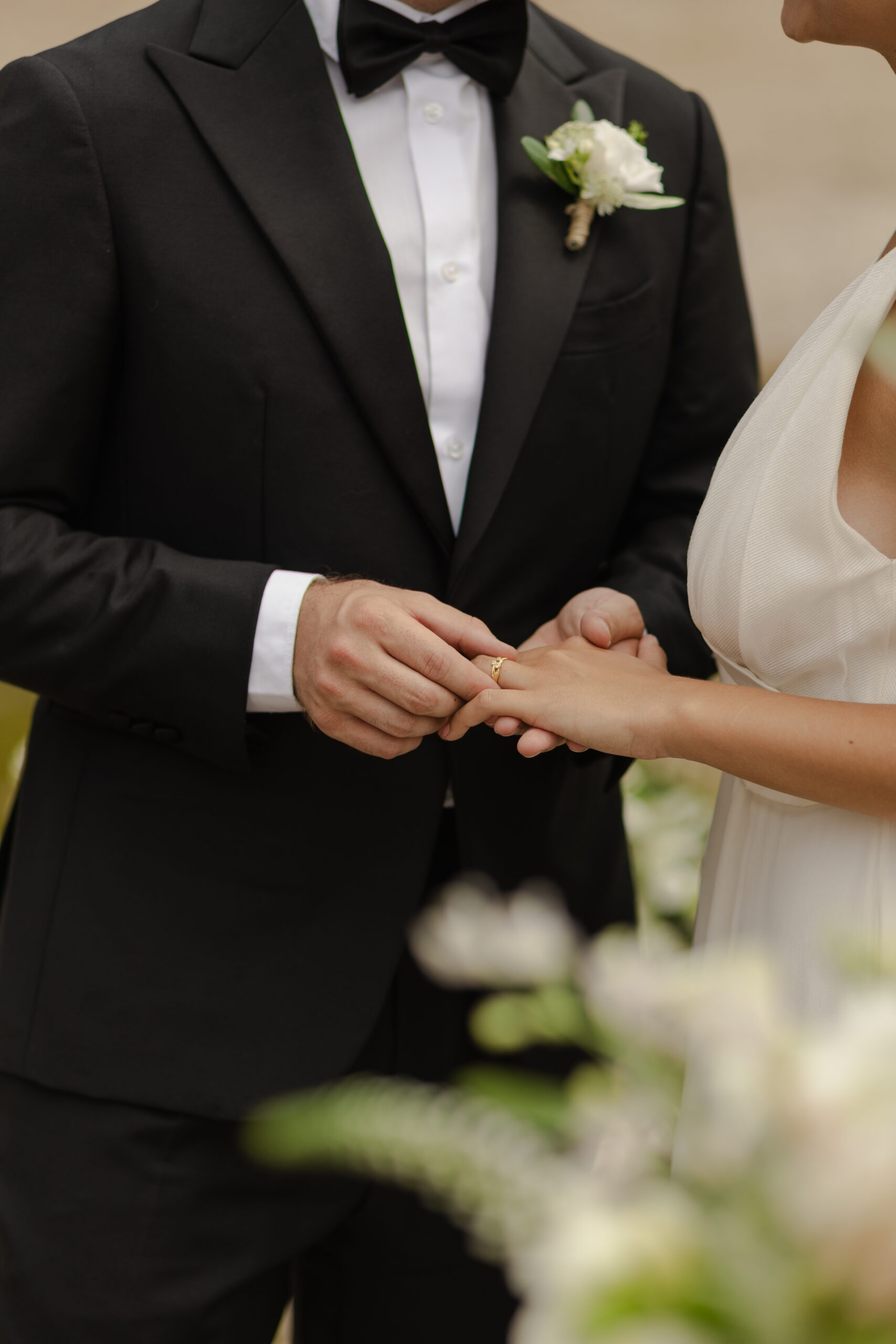 Gros plan sur l'échange des alliances entre les mariés, mariage Nièvre.