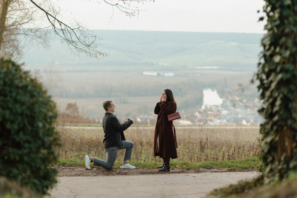 Photo d'une demande en mariage à Hautvillers avec vue sur la Marne.