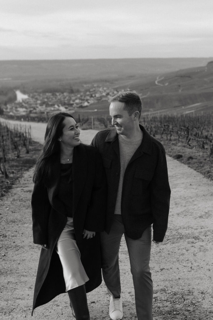 Portrait de couple en noir et blanc, moment de complicité et de tendresse, style intime.