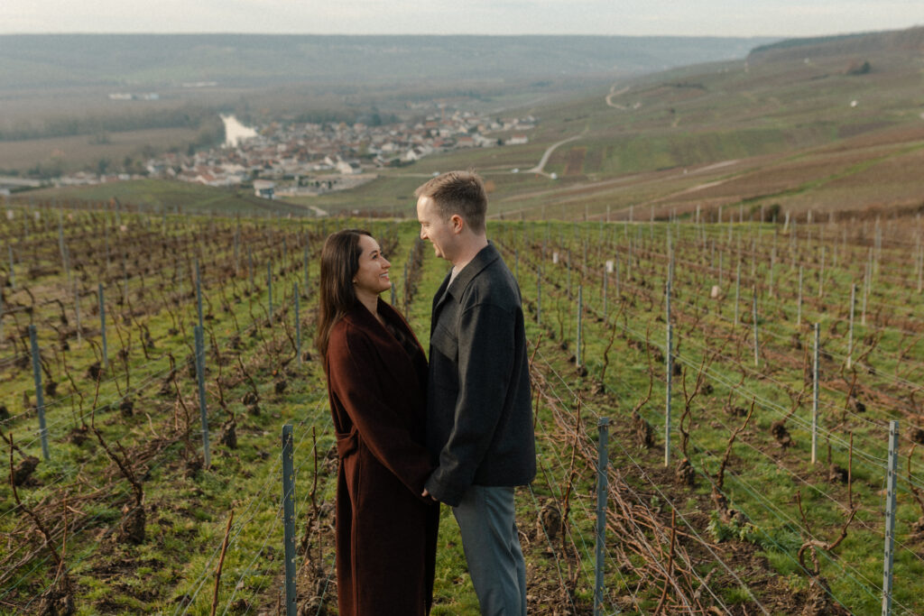 Couple se regardant dans les vignes, vue sur la vallée de la Marne.