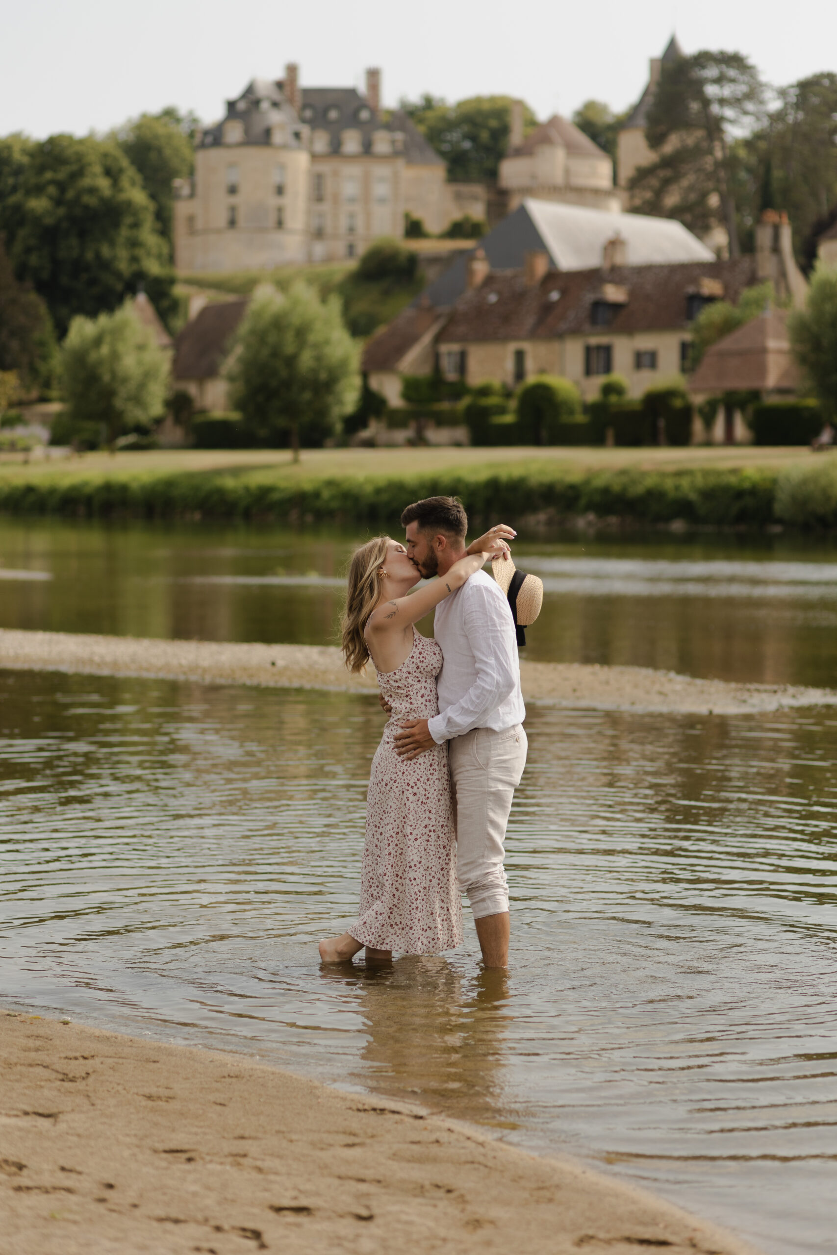 Couple s'embrassant dans une rivière proche de Reims.