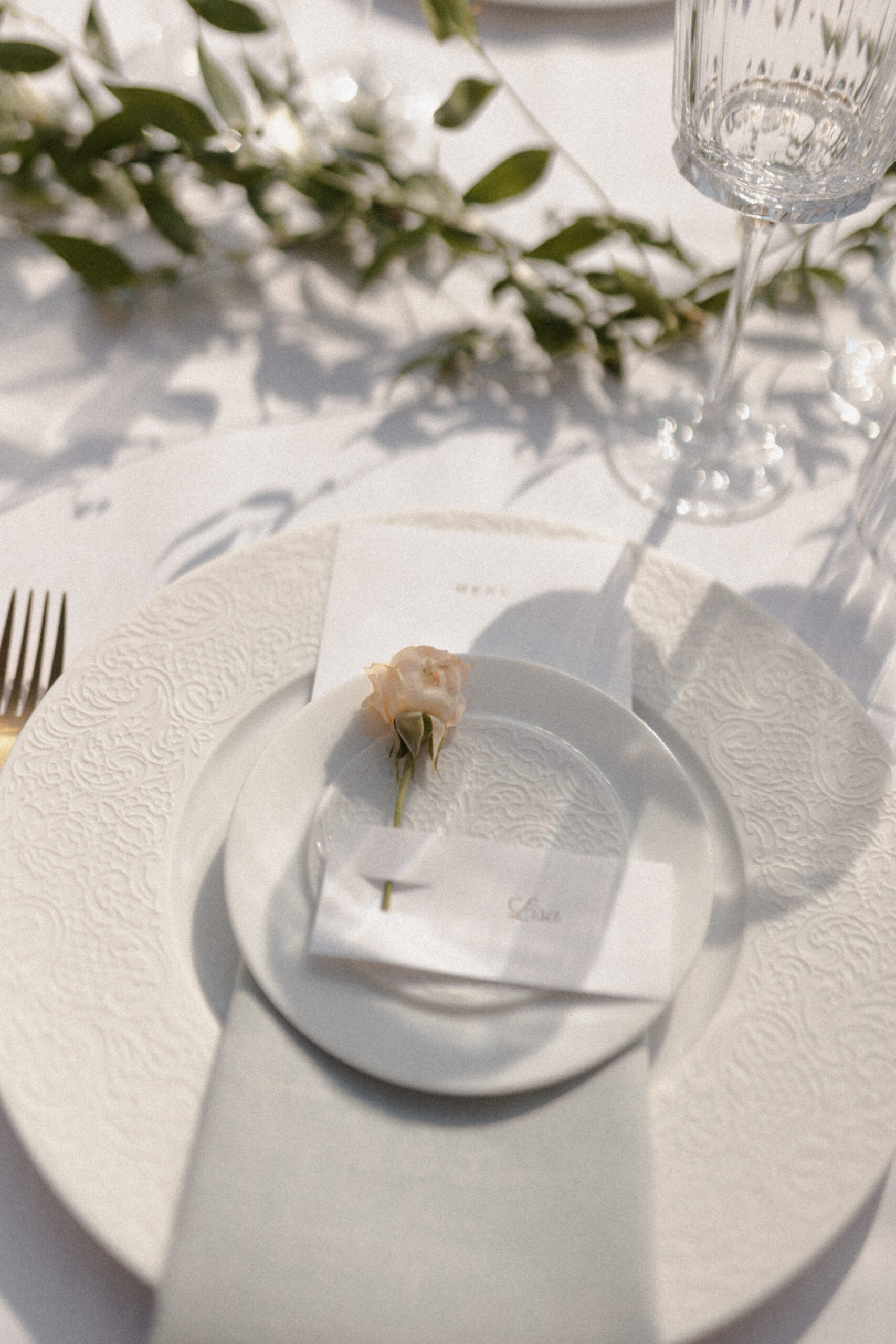 Détail artistique de l'ombre d'un verre projetée sur une assiette lors d'un banquet à Mairy.