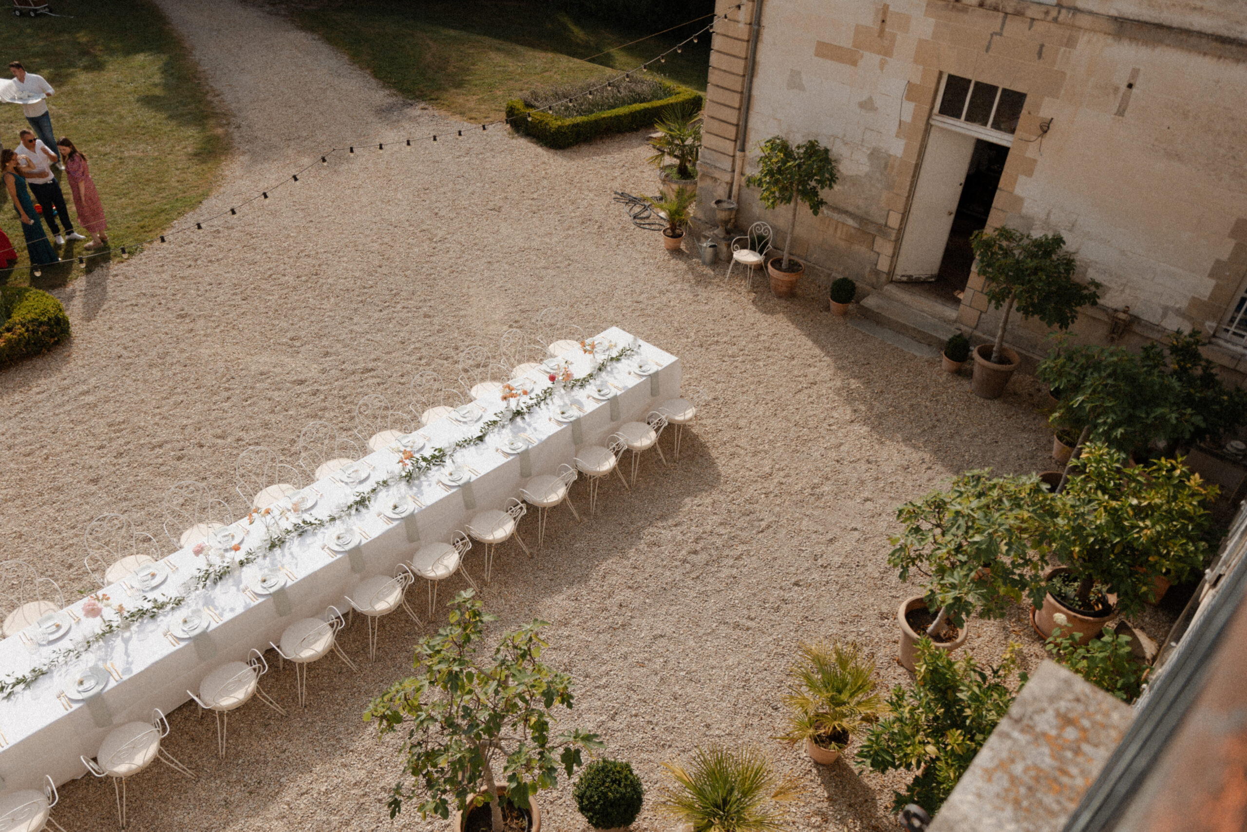 Prise de vue depuis le balcon du Château de Mairy dominant la table de banquet en contrebas.