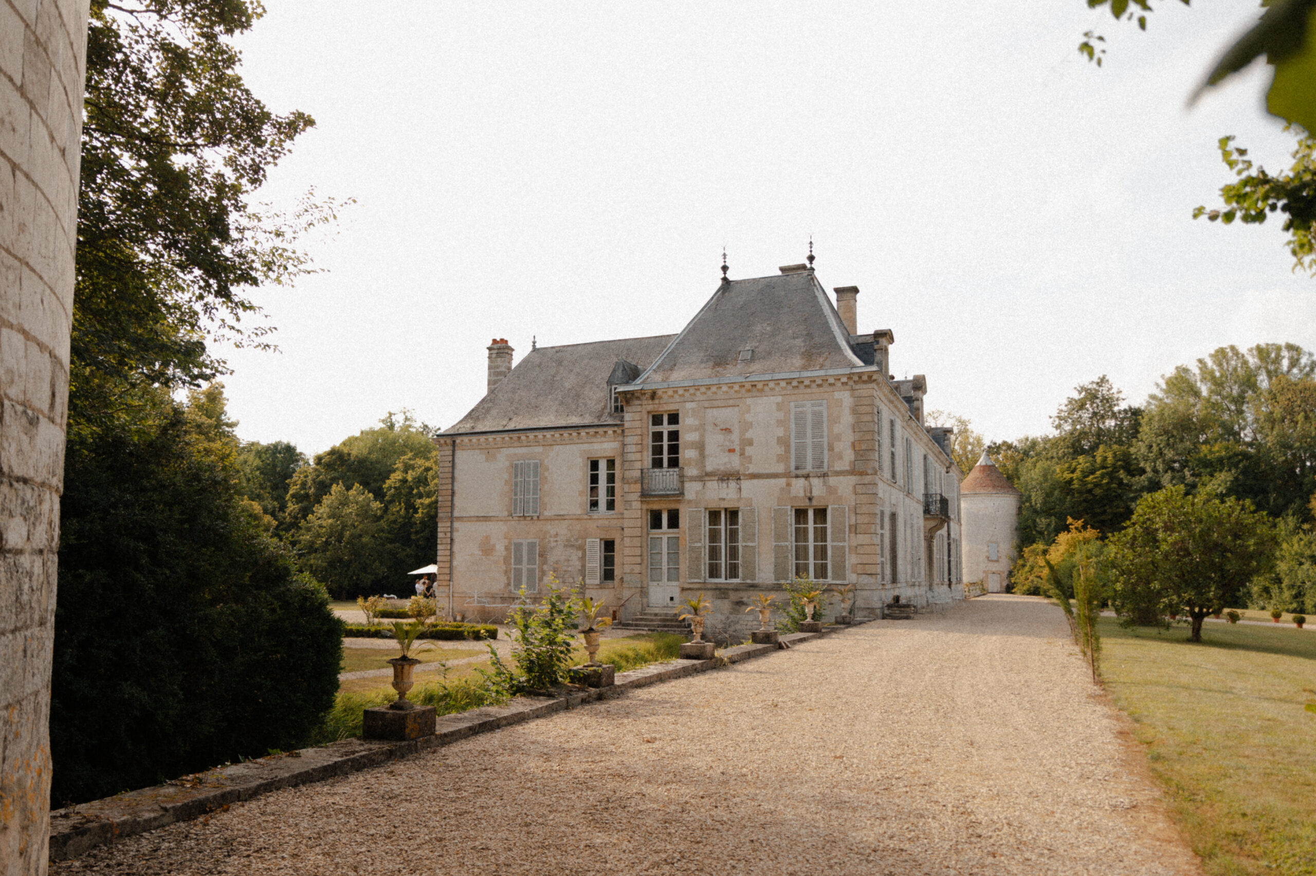 Vue latérale du Château de Mairy et de son parc arboré pour une promenade de mariage.