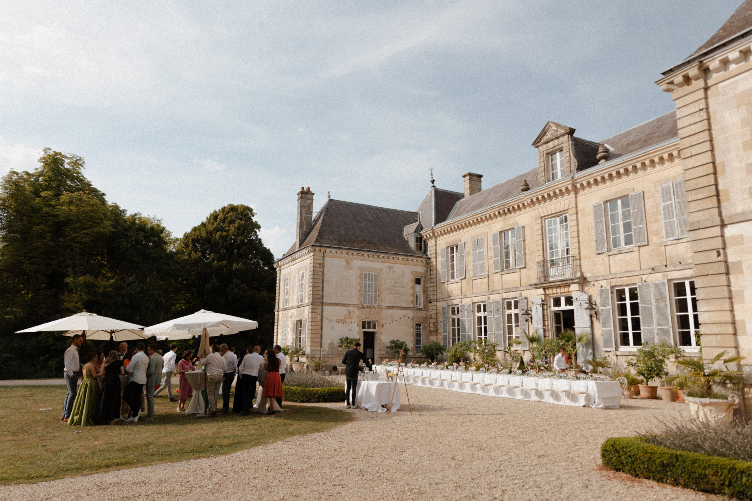 Cocktail et vin d'honneur organisés sur la pelouse devant la façade du Château de Mairy.