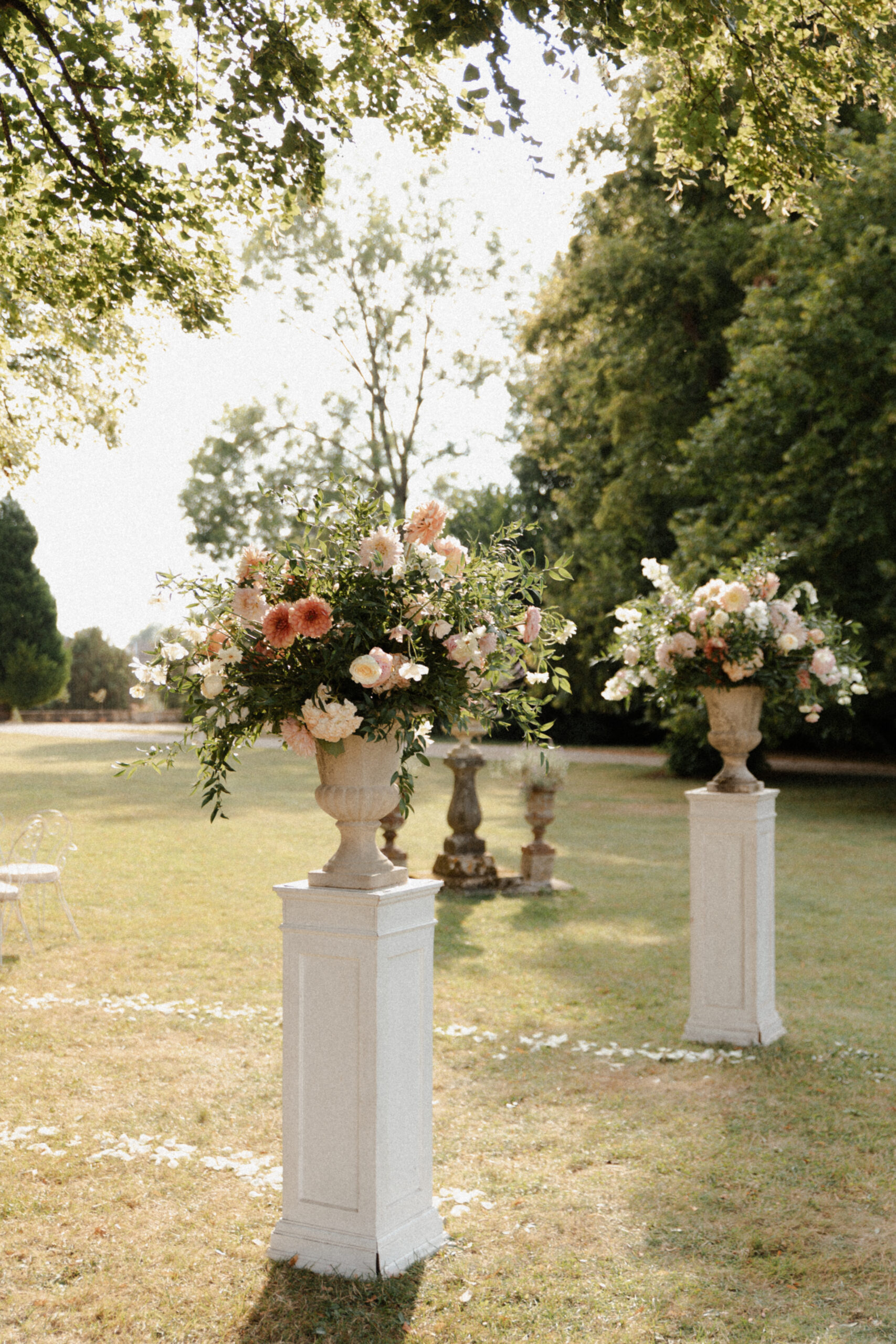 Vases de style Médicis avec compositions florales printanières pour une cérémonie laïque au Château de Mairy.