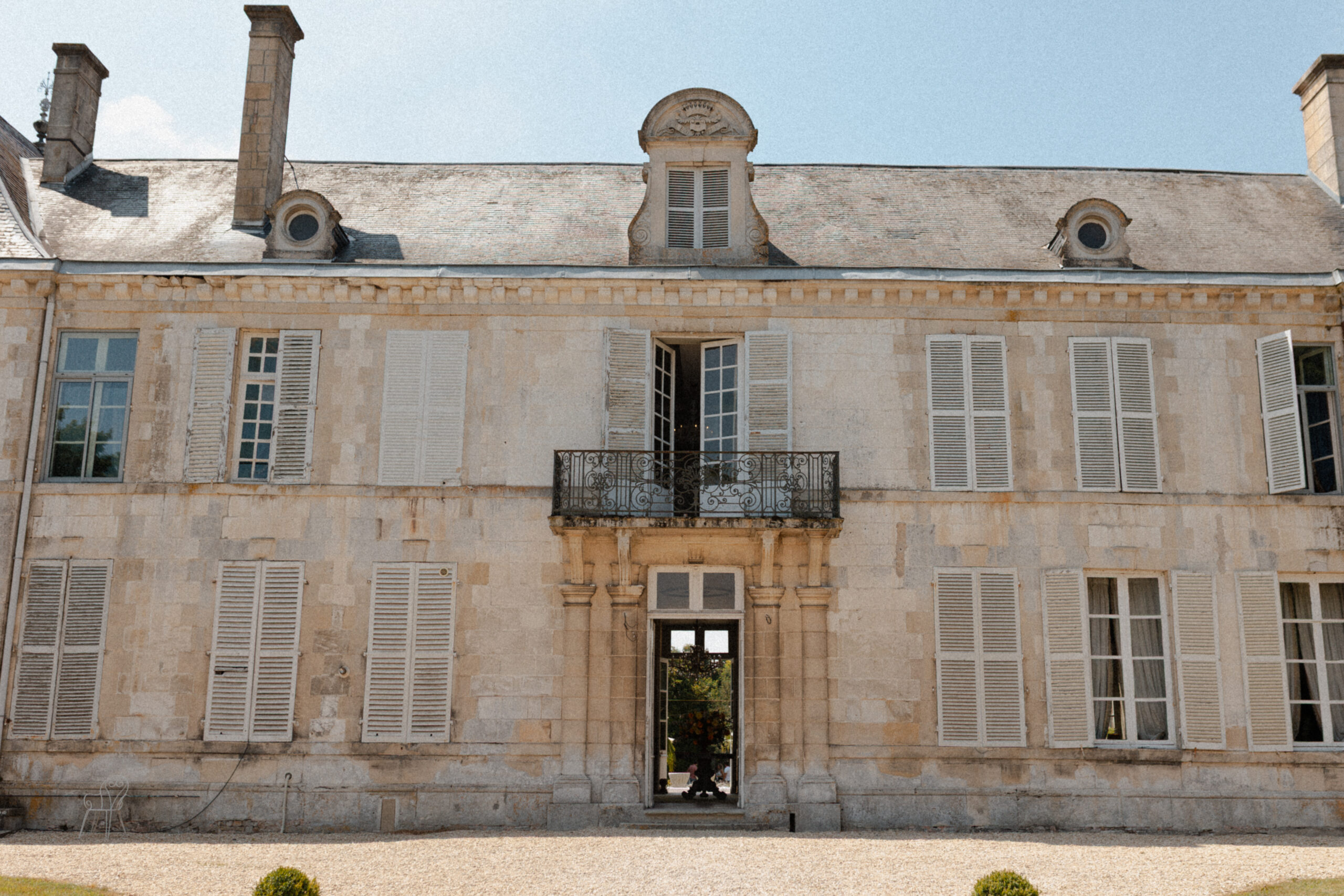Photographie de la façade arrière du Château de Mairy, architecture classique en briques et pierres.