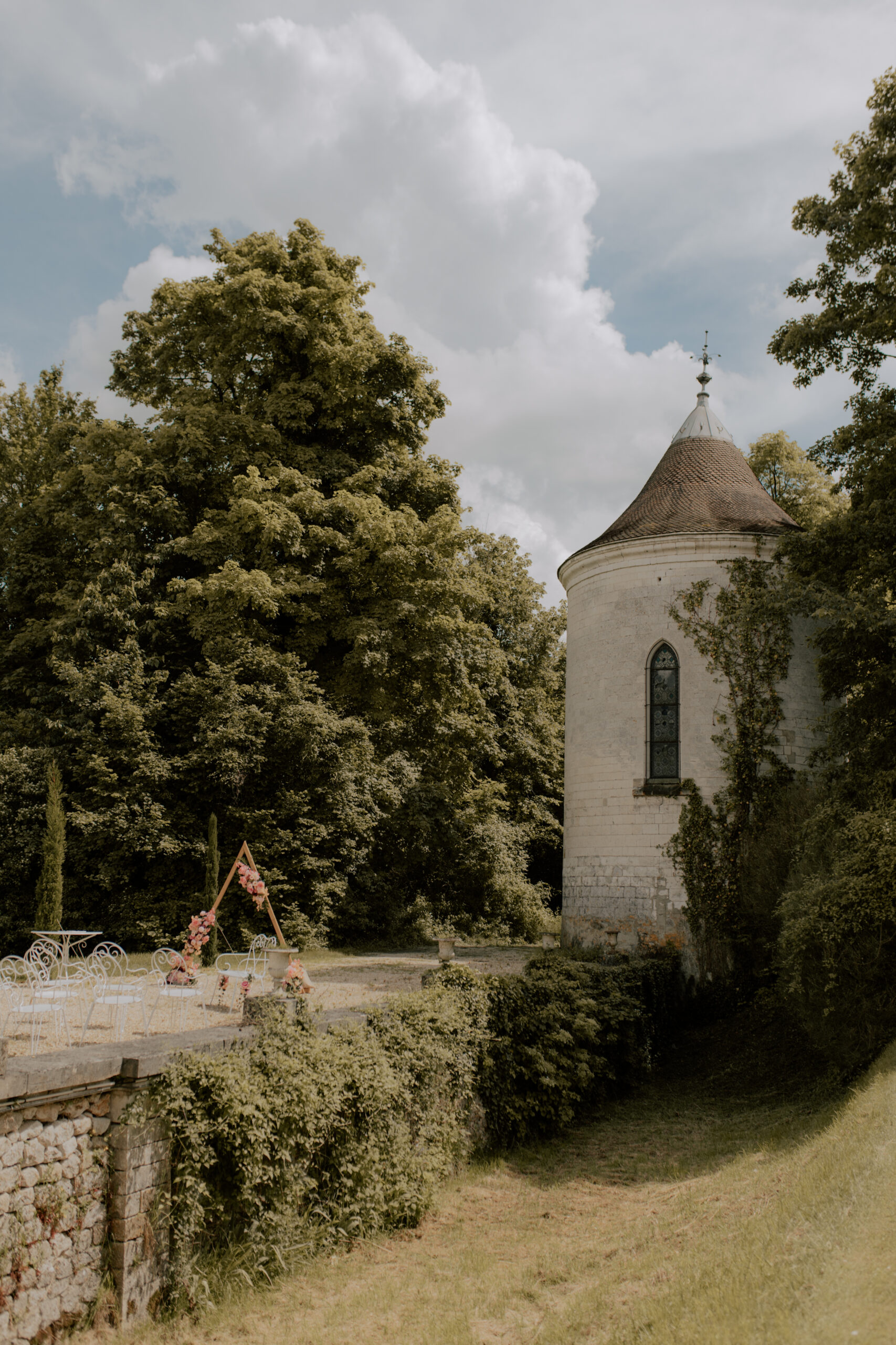 Vue depuis le parc de la chapelle du Château de Mairy et de la cérémonie laïque installée devant.