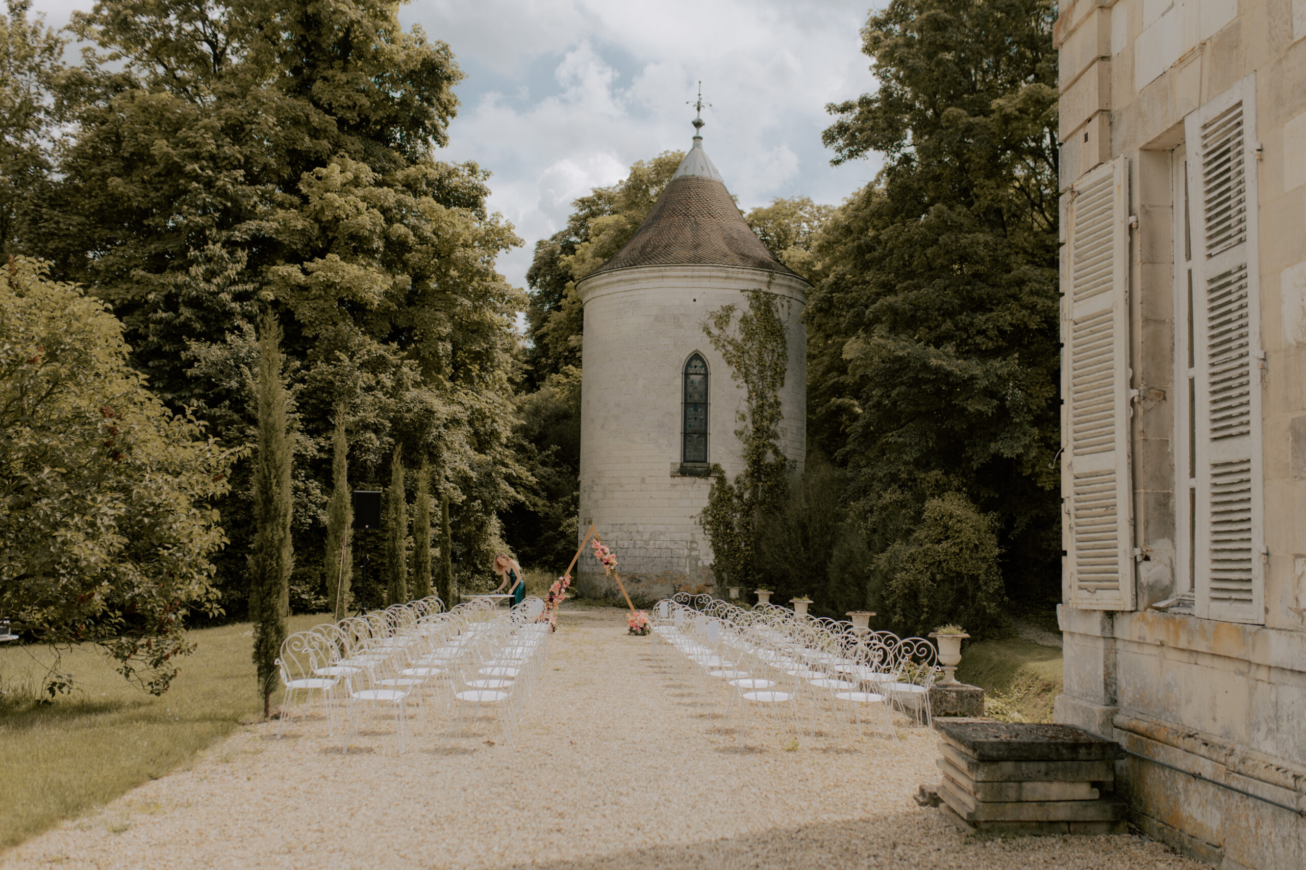 Installation d'une cérémonie laïque devant la chapelle privée du parc au Château de Mairy.