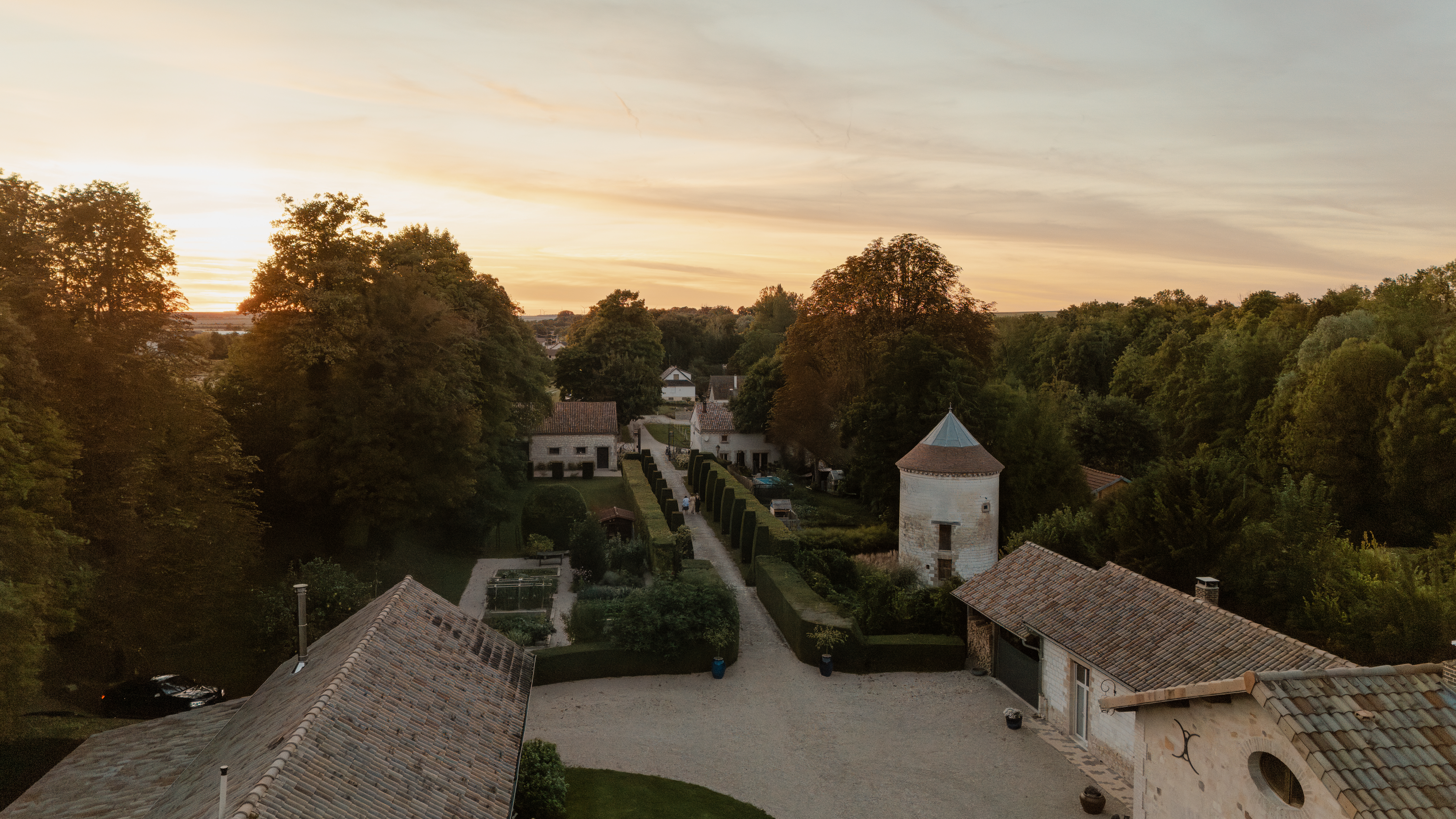 Prise de vue aérienne du Domaine de Vaugency au coucher du soleil.