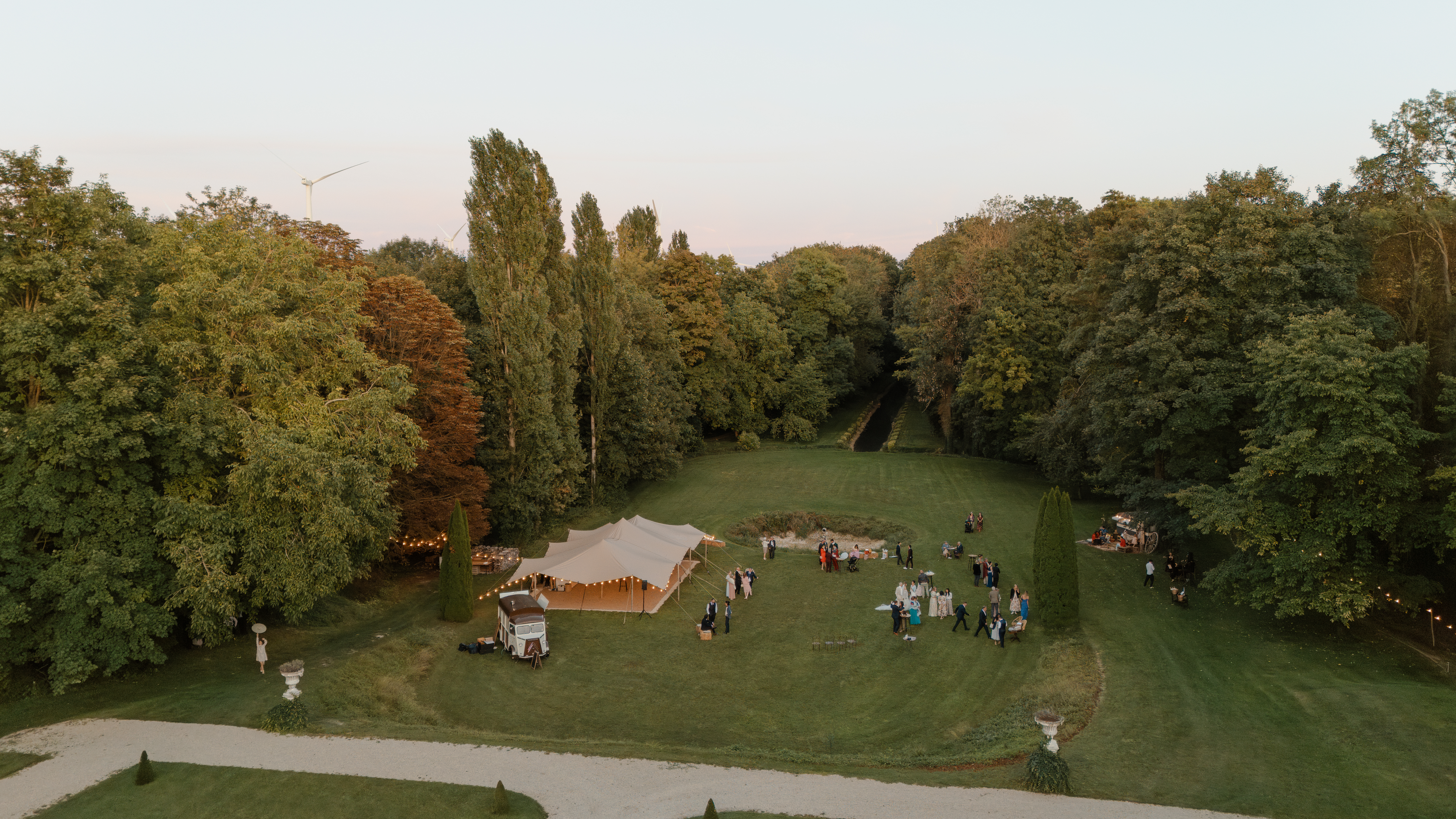 Photo aérienne du parc du domaine de Vaugency durant le vin d'honneur d'un mariage sur le thème Bridgerton.