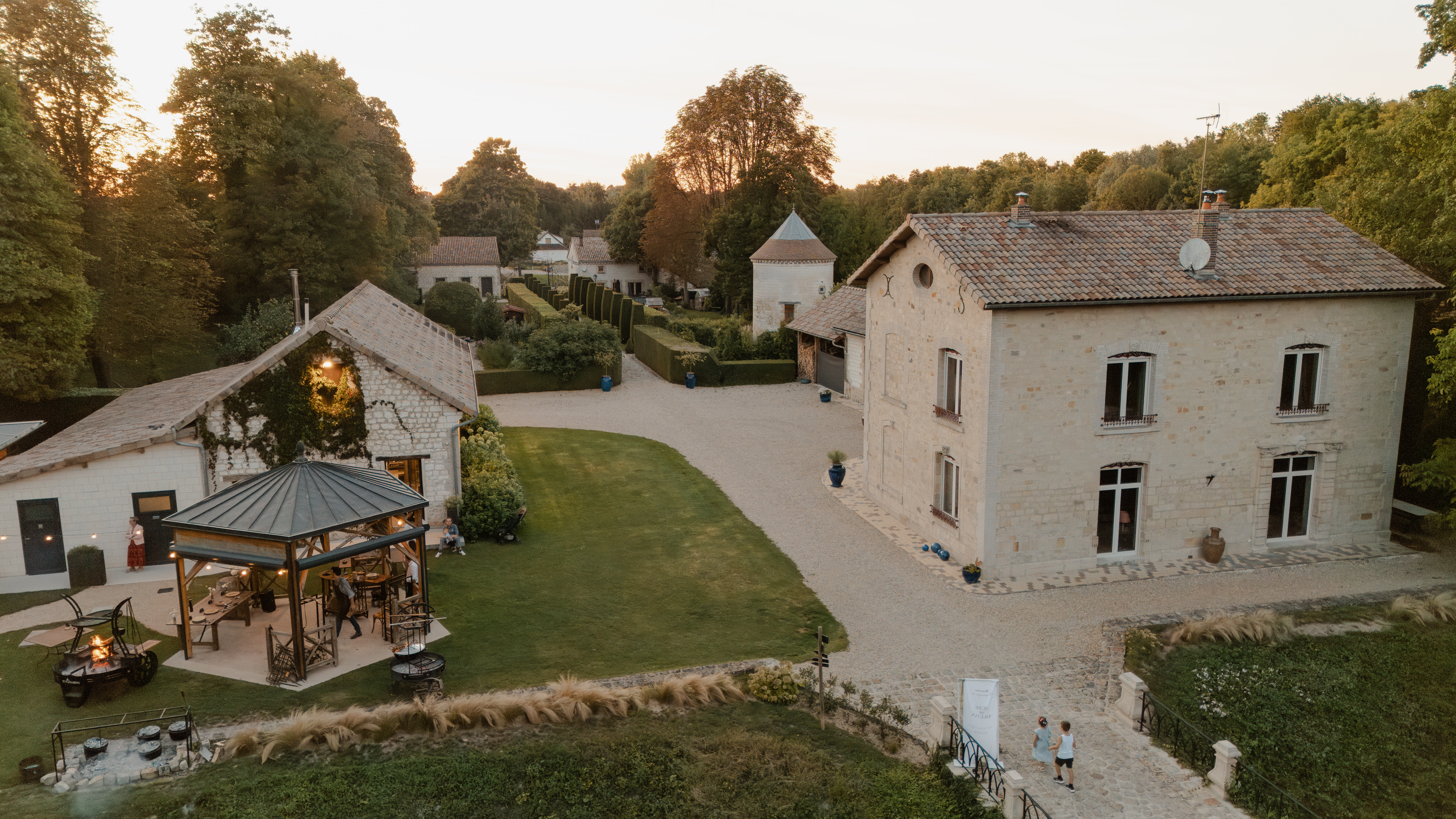 Photo au drône du domaine de Vaugency dans son ensemble, prise de vue en début de soirée.