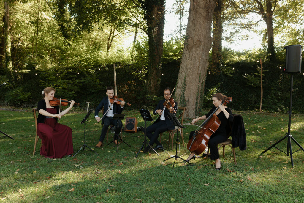 Quatuor Two Fiddlers jouant de la musique dans le parc du Domaine de Vaugency.