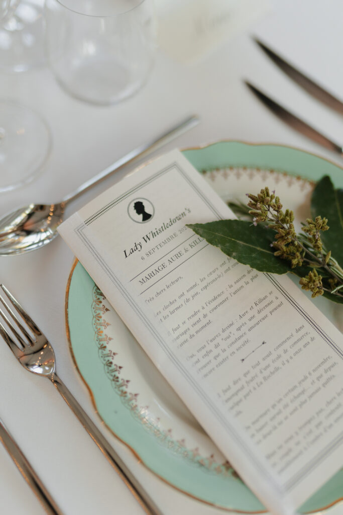 Petit bouquet garni offert aux invités avec gazette Lady Whistledown personnalisée.