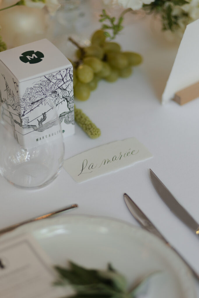Marque-place avec écriture manuscrite sur papier ancien texturé, mariage style Bridgerton.