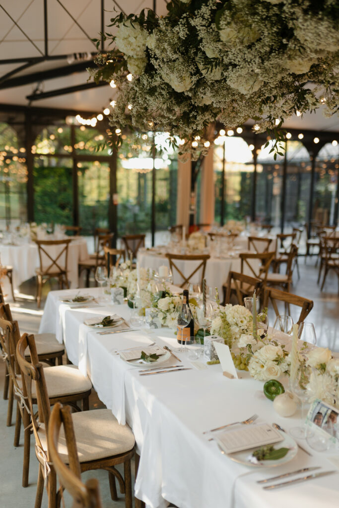 Table d'honneur avec nuage floral (Safran Lucie) au Domaine de Vaugency, thème Bridgerton, photo de jour.