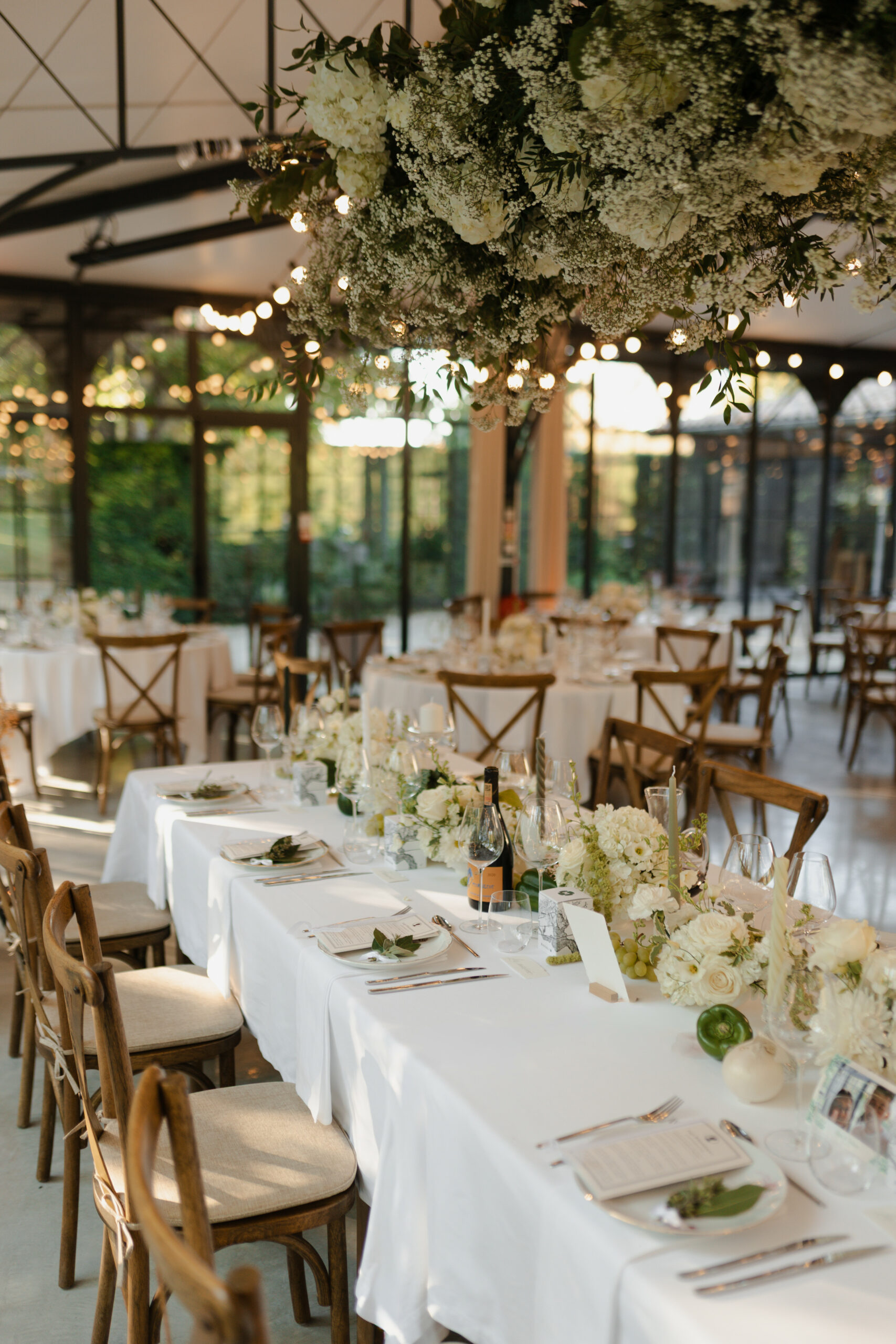 Table d'honneur avec nuage floral (Safran Lucie) au Domaine de Vaugency, thème Bridgerton, photo de jour.