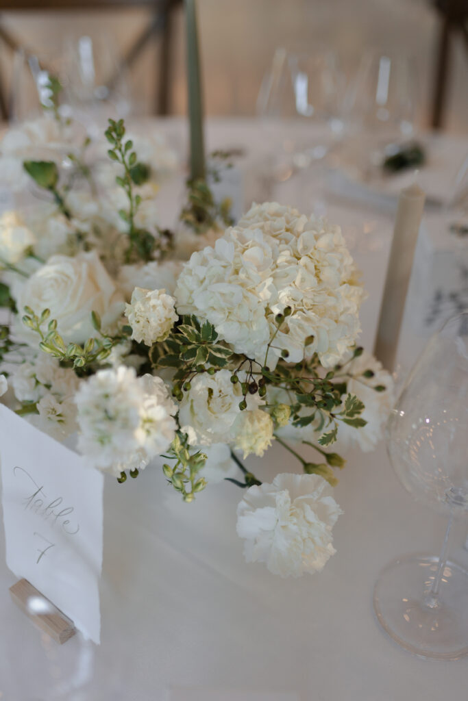 Composition florale de roses blanches et de verdure, photographe mariage Reims.
