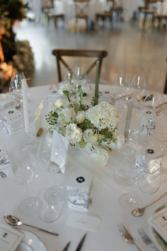 Composition florale de roses blanches au Domaine de Vaugency, style Bridgerton.