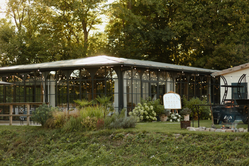 Vue extérieure de l'Orangerie du Domaine de Vaugency pour un mariage élégant style Bridgerton.